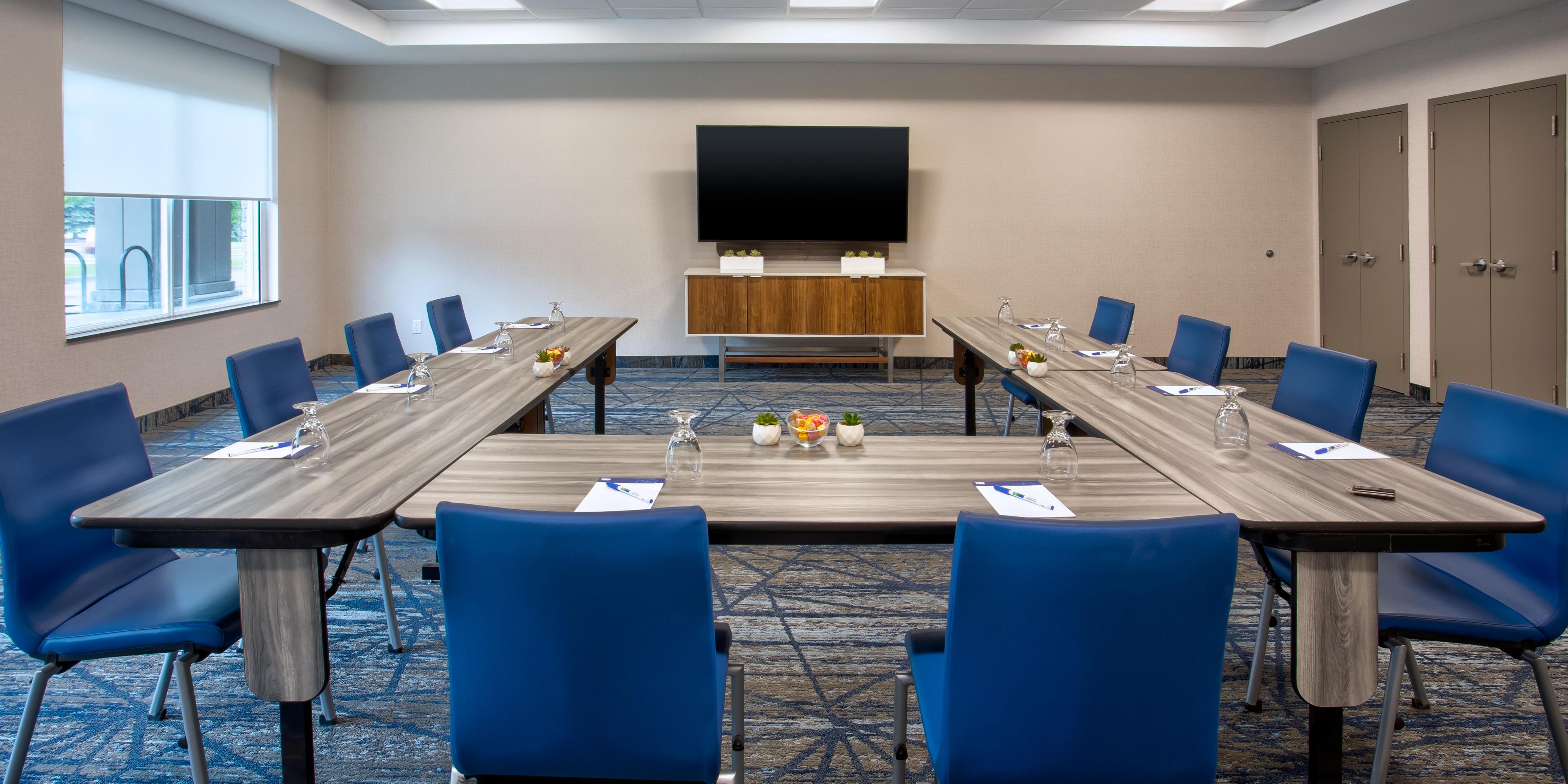 Planning a meeting or event? Discover seamless meetings and events made easy at Holiday Inn Express & Suites Kingston Central. Our Loyalist Room is perfect for up to 50 guests and features natural light and the opportunity to earn IHG Business Rewards on qualifying events.