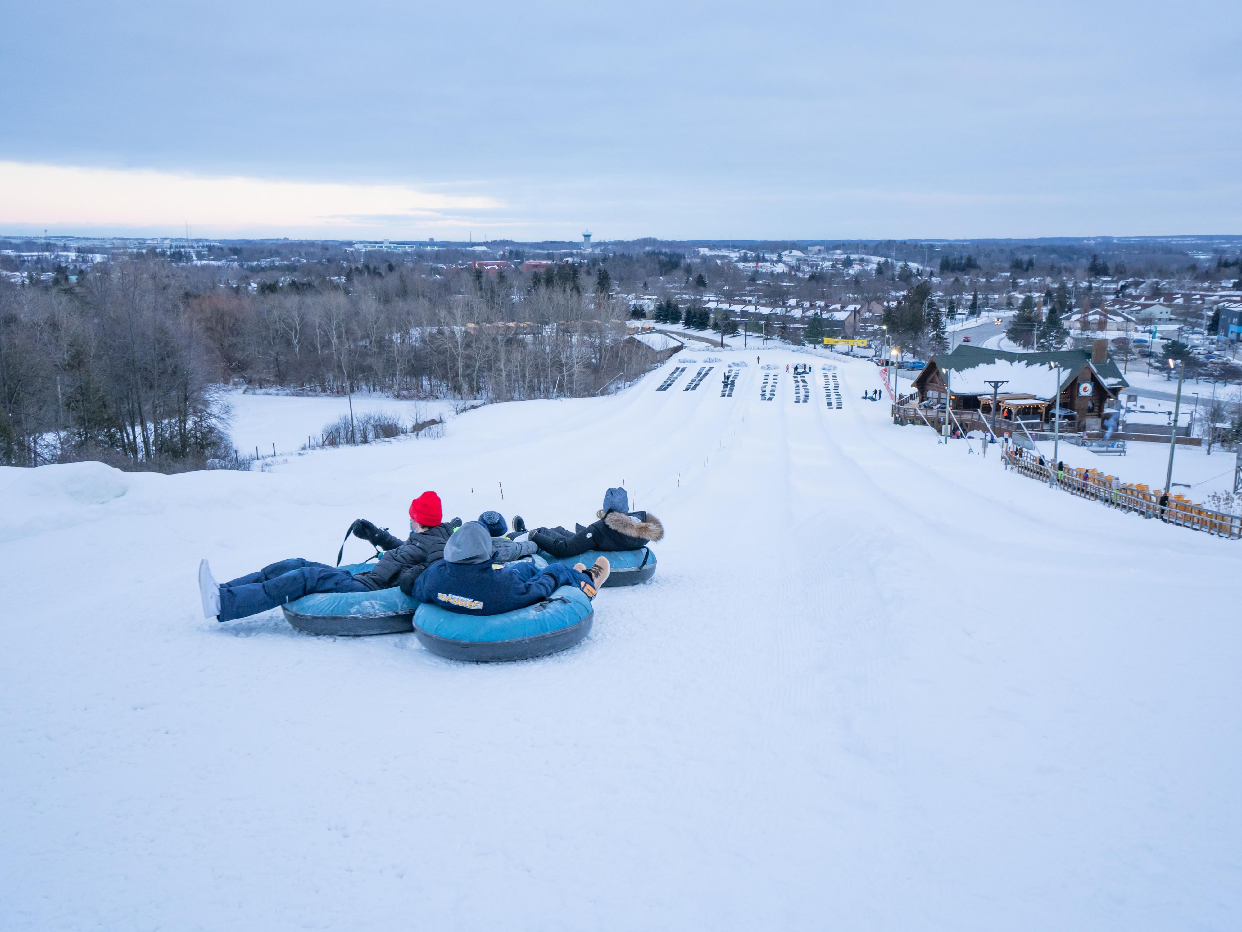 ¿Buscas algo diferente este invierno? Ideal para familias, ideal para una cita y perfecto para aventuras grupales, ¡no busque más que Chicopee Tube Park para disfrutar de una emoción invernal al aire libre que a todos les encantará! A sólo 6 minutos del hotel.