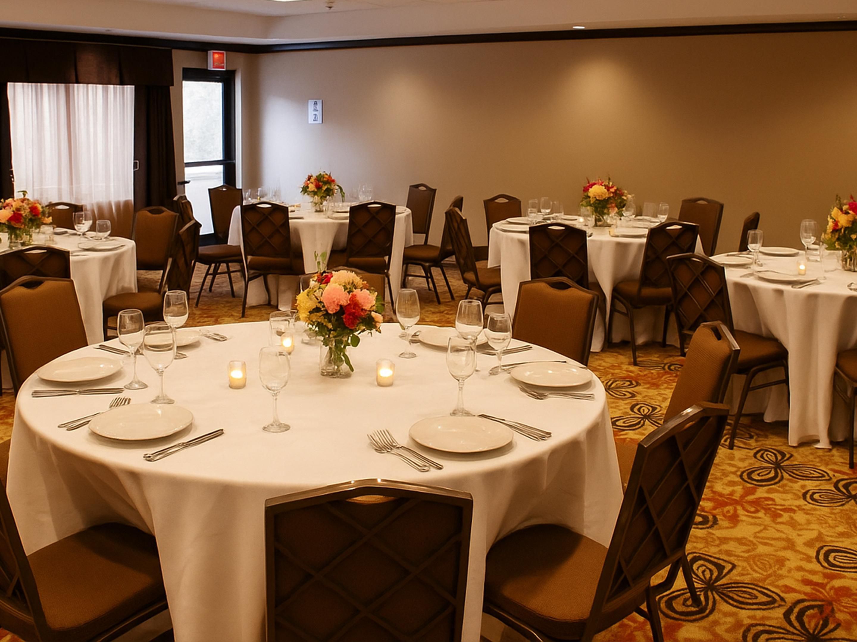 Host your meetings and events at our Cumberland Hotel, featuring 350 sq. ft. of space equipped with cutting-edge technology, making it the perfect venue for business meetings, conferences, social gatherings, and seminars of up to 100 guests. Let our dedicated team ensure your event is a seamless success.