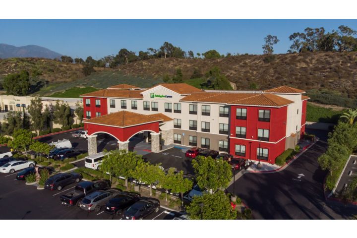 Holiday Inn Express & Suites Lake Forest - Ir