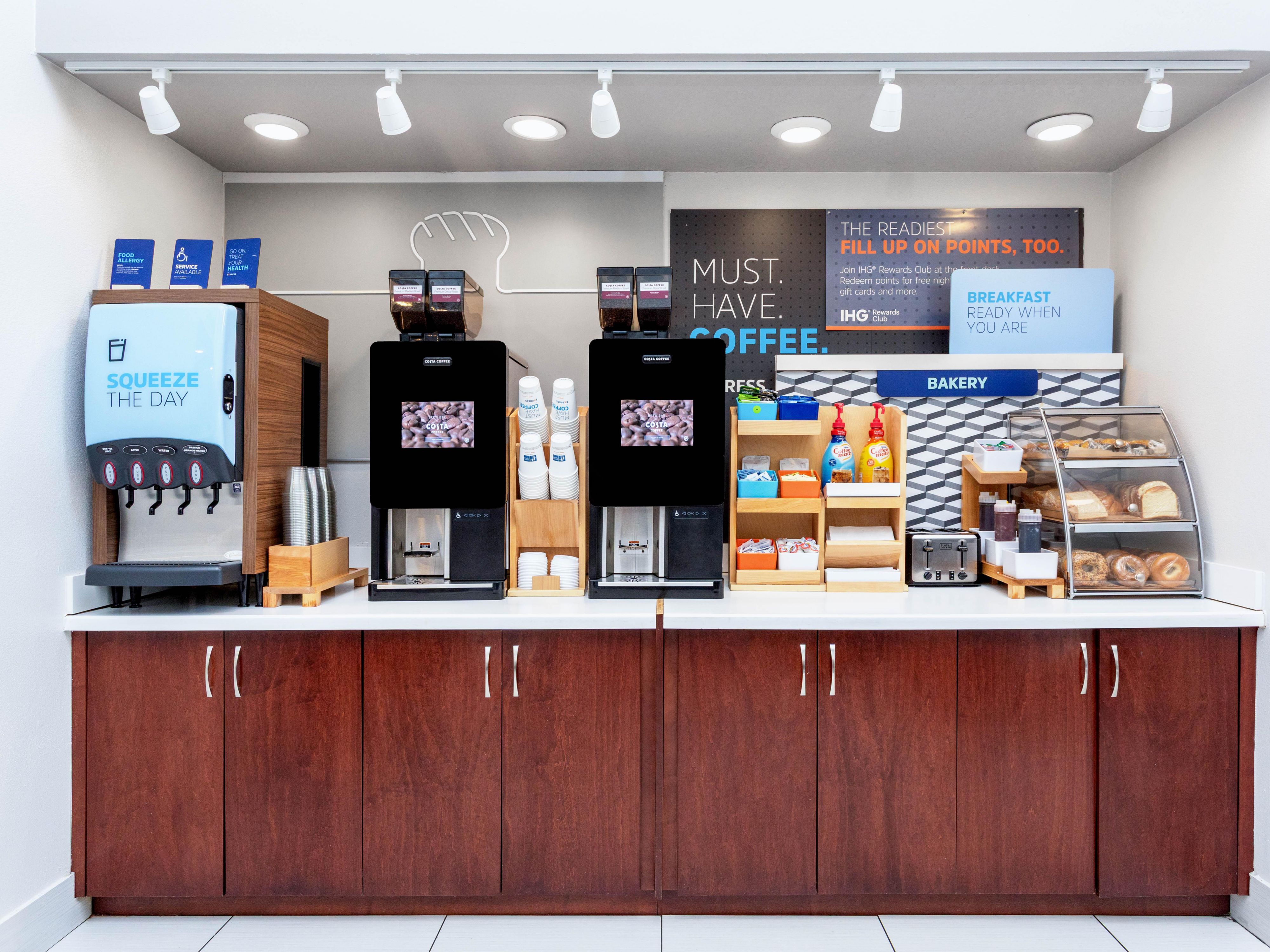 استيقظ على فطور EXPRESS START™ مجاناً يضم البيض ولحم الخنزير المقدد والعجة الرقيقة ولفائف القرفة الشهيرة. يُعد البوفيه الساخن وخيارات تناول الطعام أثناء التنقل التي نقدمها مثالية لإثارة المغامرات في لانتانا، مما يجعل روتين الصباح أمرًا سهلاً.