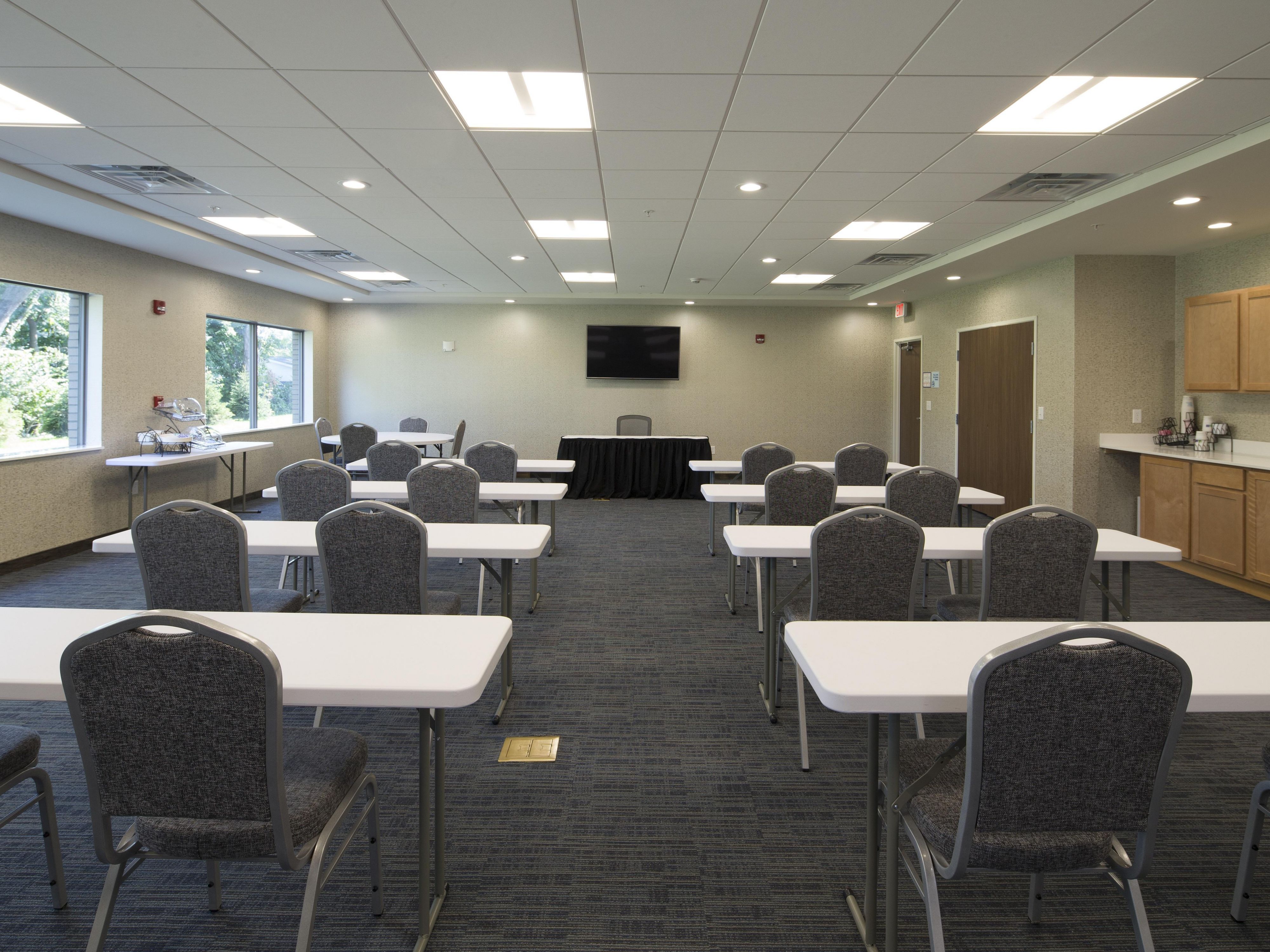 The hotel offers a meeting space that can be used for select special events, meetings, general get-togethers, etc. Ask our sales team about our 1000 sq ft meeting space. 