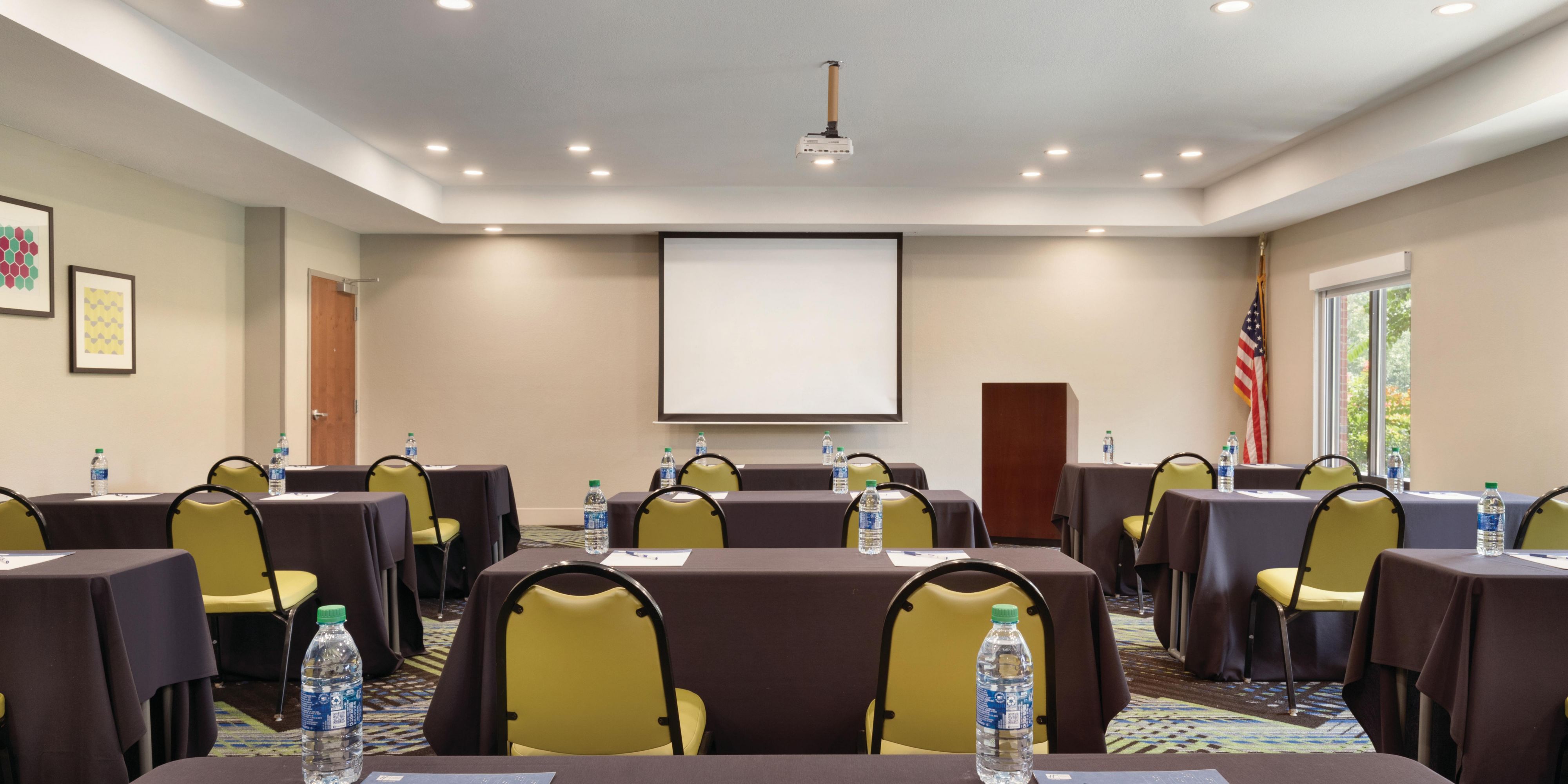 The Holiday Inn Express and Suites Lavonia boasts 1025 square feet of modernly appointed meeting space. The space can accommodate up to 100 meeting attendees depending on the style or layout of event space. Call now to book your next event!