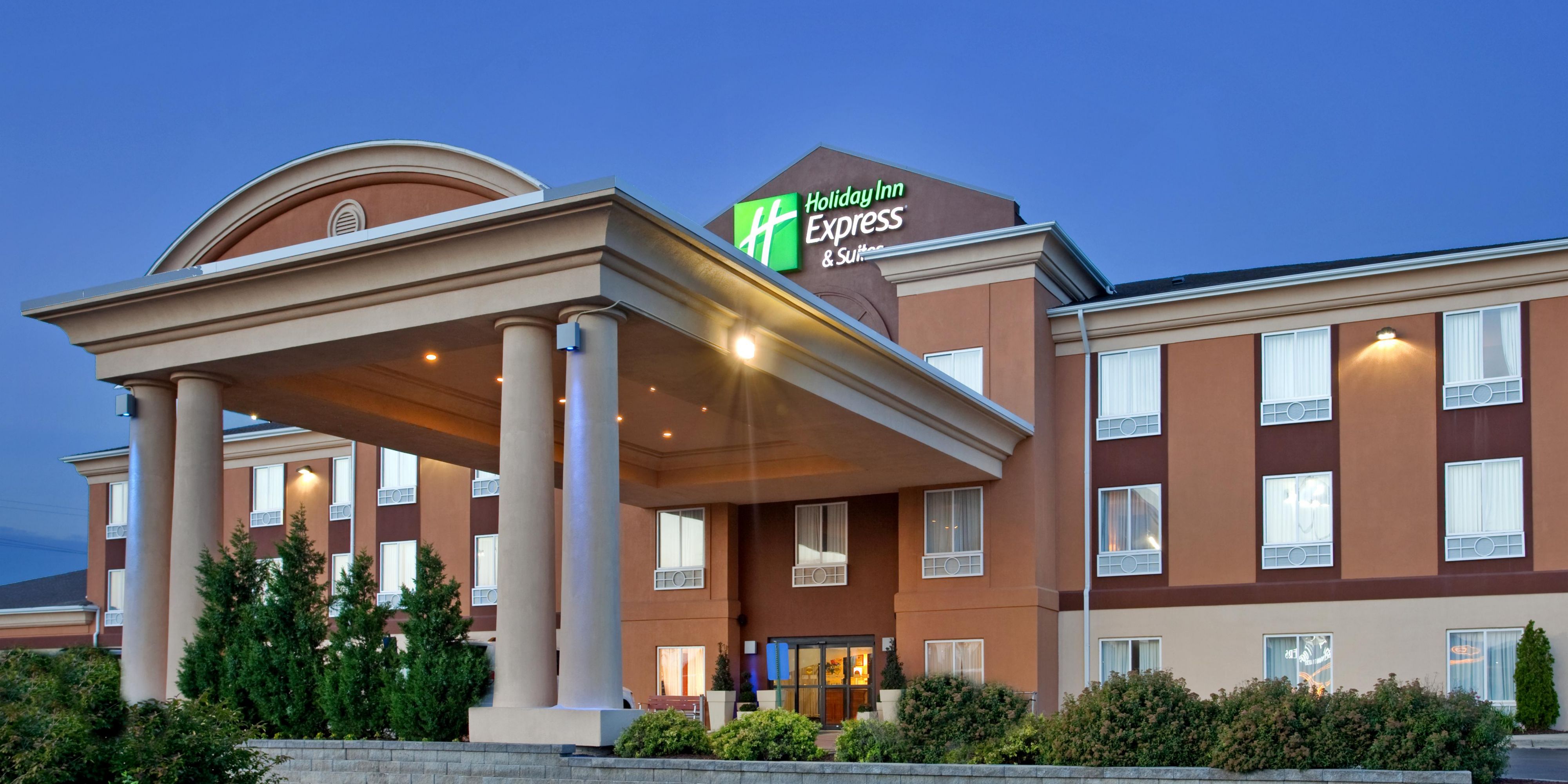 Holiday Inn Express & Suites Lawrence