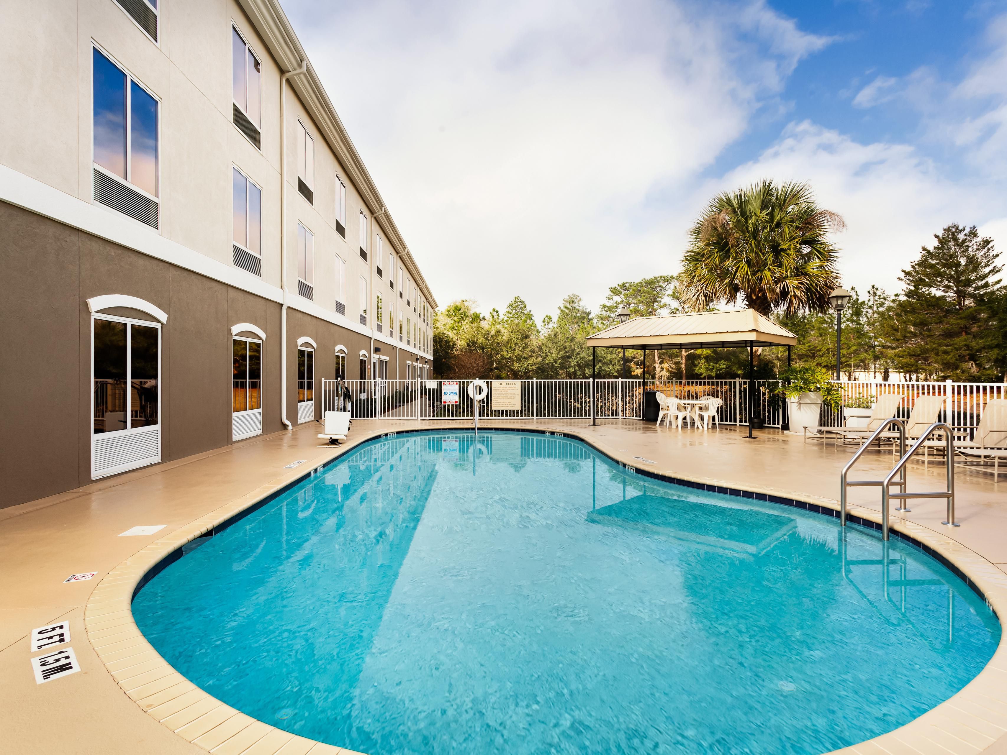 The outdoor heated mineral pool is a refreshing option 365 days a year. Relax on the pool deck with a book to take some sun or jump in for a few lengths to fight off the stresses of the day. Open daily from 8am to 7pm.
