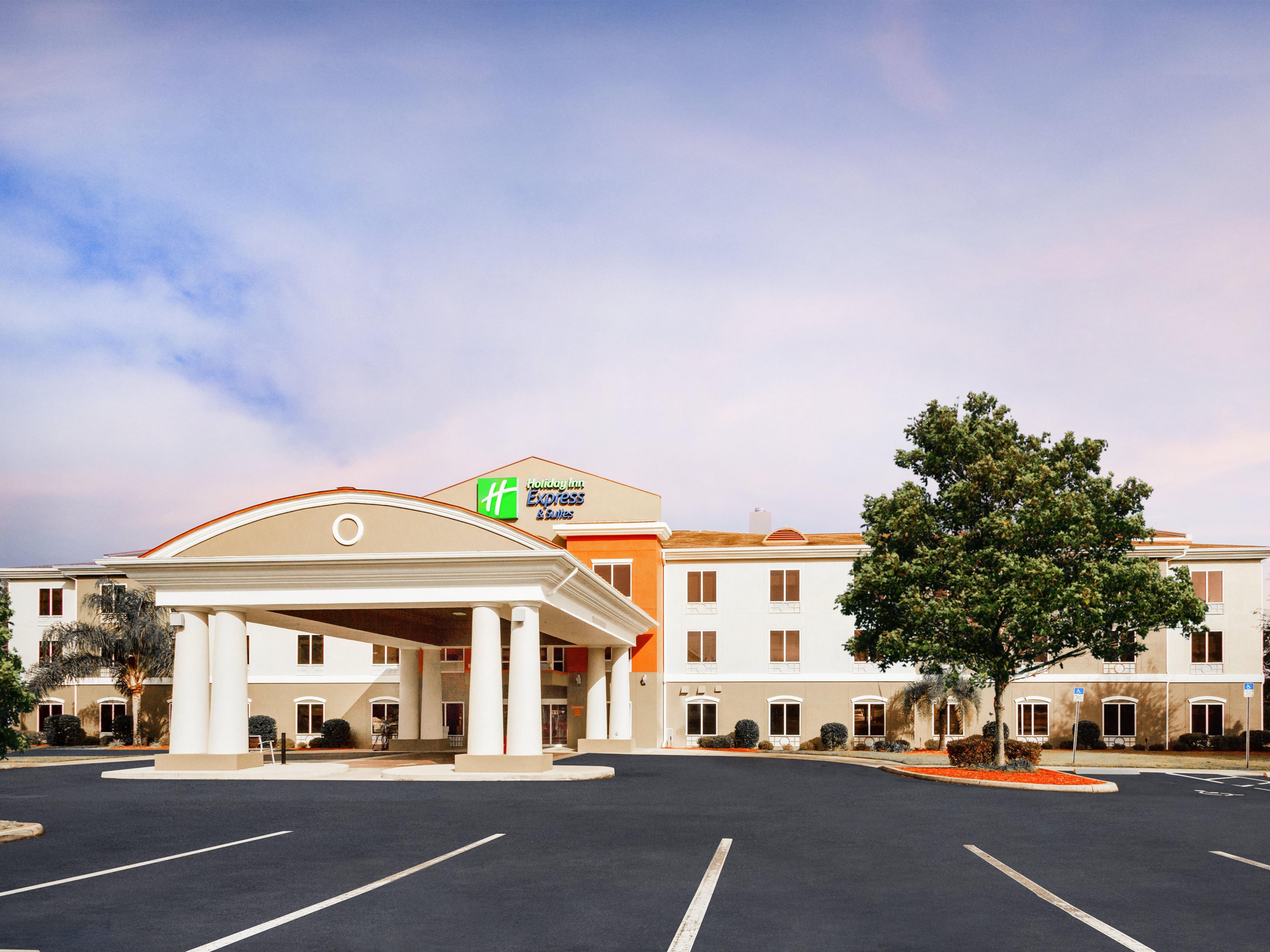 Pet-Friendly Hotels in Inverness, FL | Holiday Inn Express & Suites