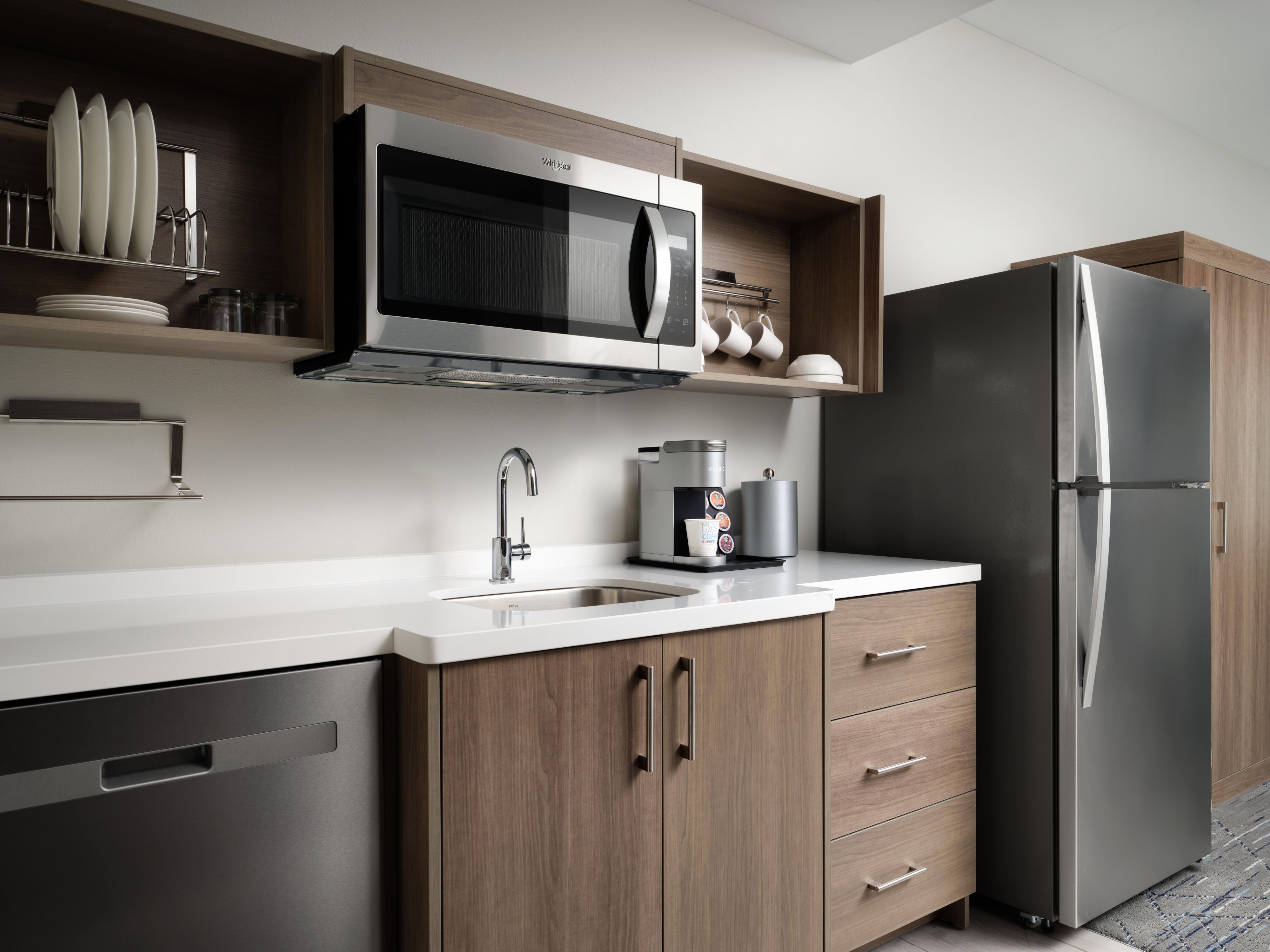 Siéntase como en casa al actualizar su habitación a nuestras espaciosas suites que ofrecen un 35% más de espacio que una habitación de hotel estándar. Nuestras suites tipo estudio incluyen una pequeña cocina con barra, refrigerador grande, lavavajillas, microondas y cubiertos. 