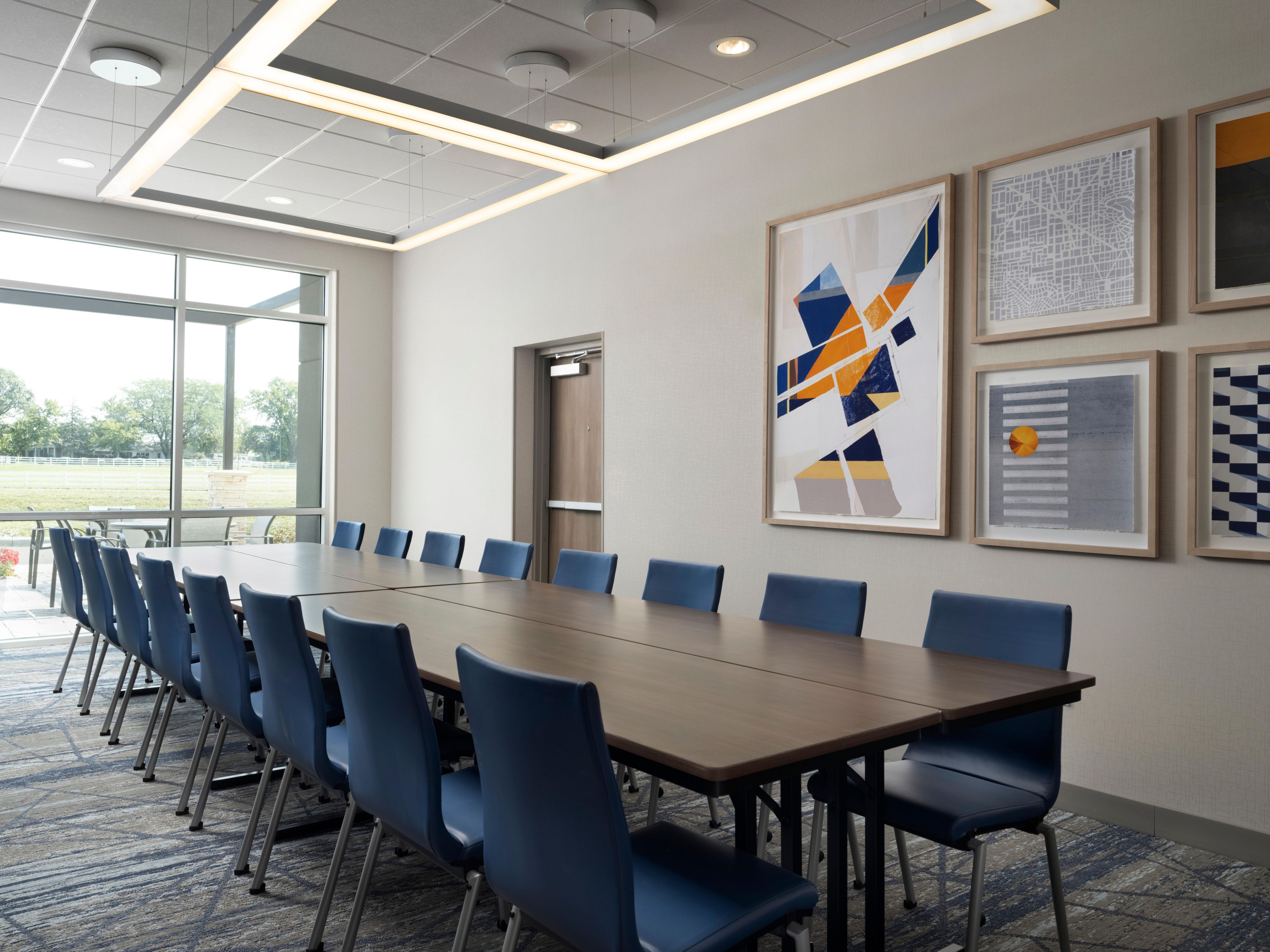 Las reuniones pequeñas juegan un papel vital en el éxito de muchas organizaciones. ¿Está planeando una pequeña reunión corporativa, un retiro de la junta o una sesión de lluvia de ideas? ¡Nuestra sala de juntas de 12 personas seguramente generará grandes ideas! Our team is dedicated to making your meeting a huge success!