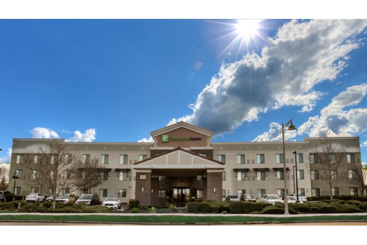 Holiday Inn Express & Suites Lincoln-Rosevill