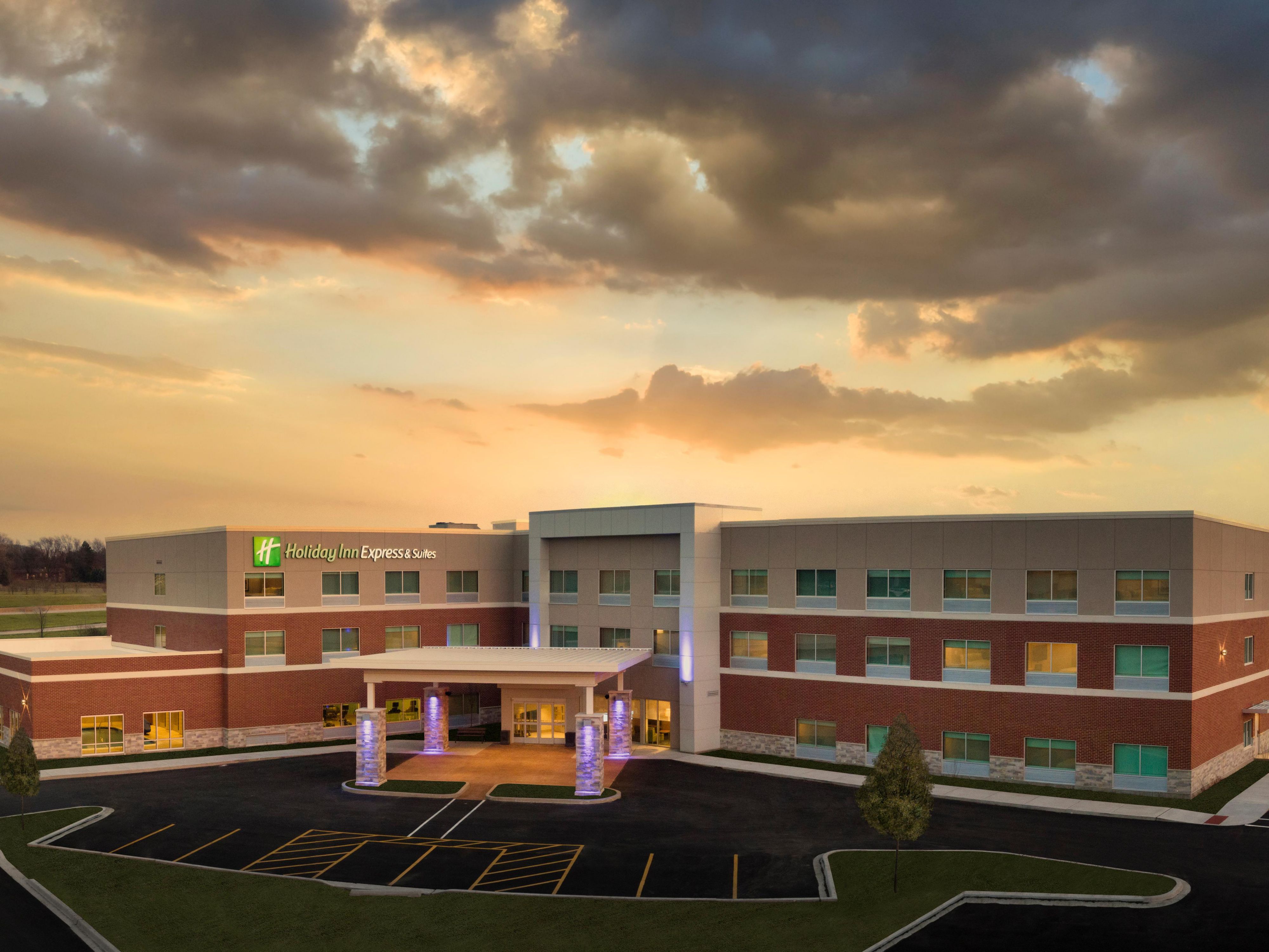 The hotel can hosts your out of town guests for weddings at nearby venues like DiNolfo's Banquets, The Monte Bello Estate, Broken Arrow Golf Club, and more.