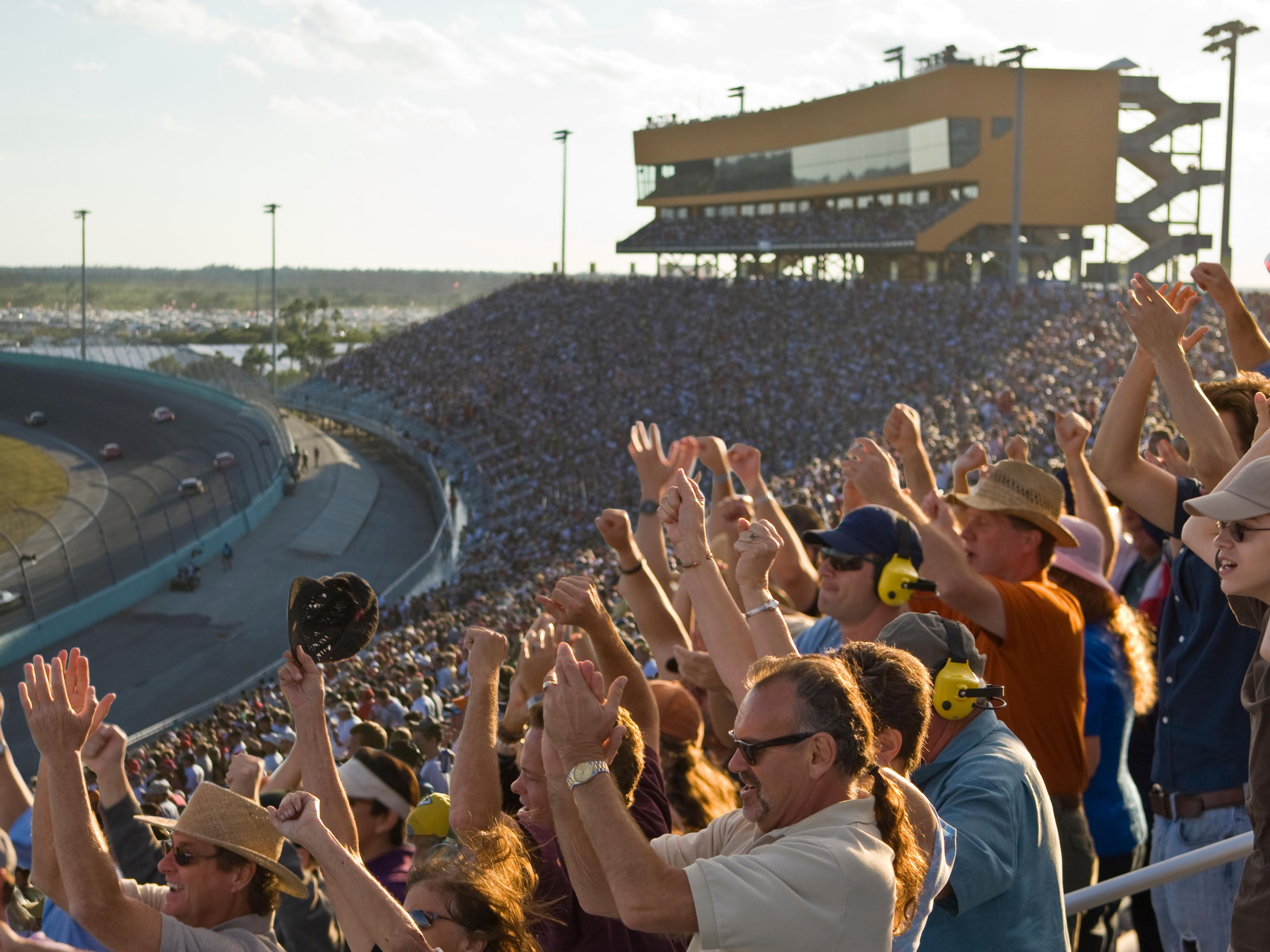 Você está na cidade para uma corrida da NASCAR ou um evento no autódromo? Nosso hotel está colocando você entre 15 e 20 minutos do famoso Atlanta Motor Speedway. Você poderá estadia longe das pessoas mais movimentadas, mas perto o suficiente para desfrutar de uma viagem rápida e conveniente de e para a via rápida. Preparar-se, pronto, pronto!  