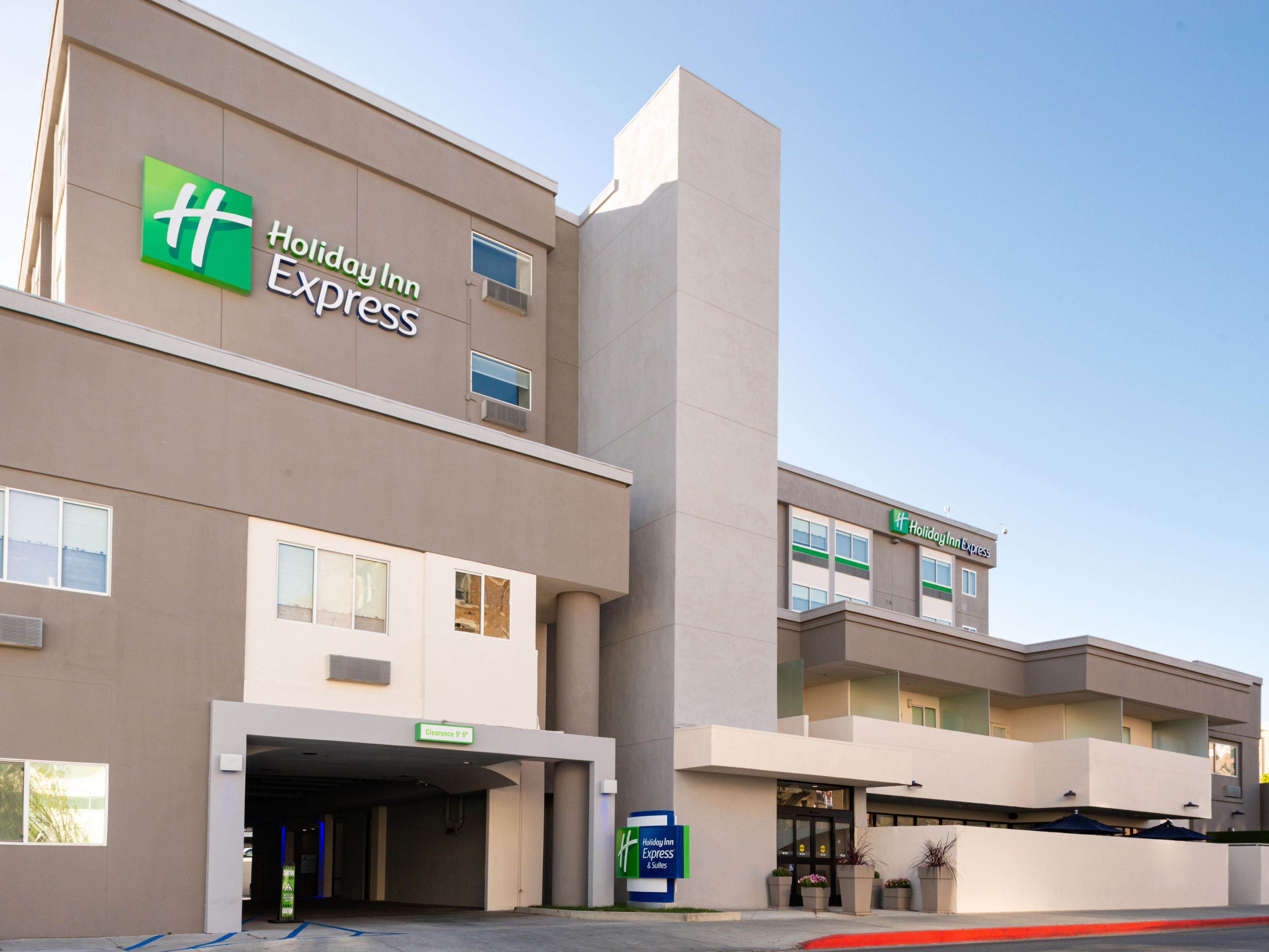 Discover the best of Downtown Los Angeles without worrying about parking. Stay at Holiday Inn Express & Suites Los Angeles Downtown West and enjoy complimentary parking.
Parking for registered guests only, one vehicle per room reserved.