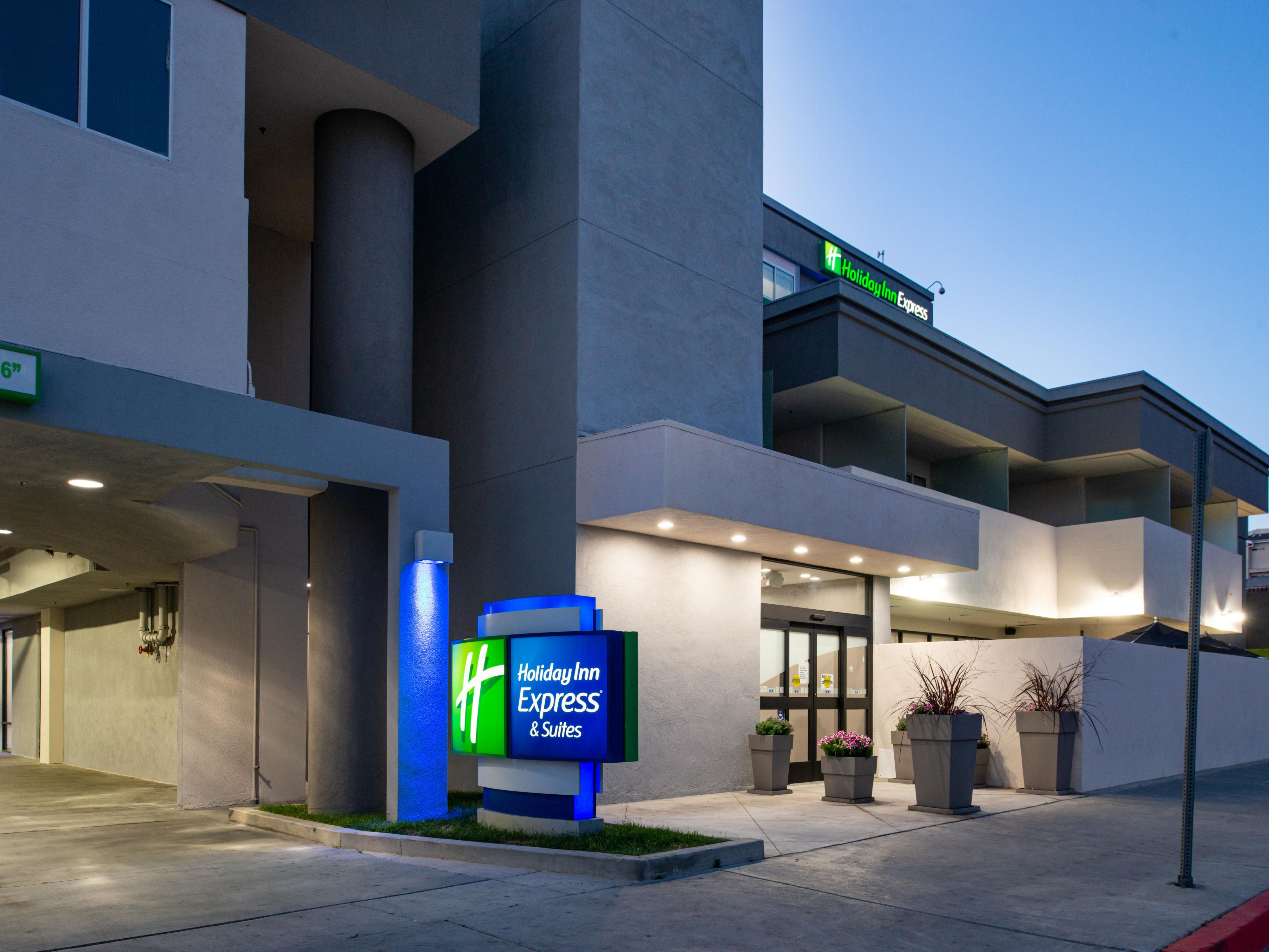 From Hollywood to the beaches, our location makes it easy to see the best of Los Angeles. Enjoy quick access to top spots like Dodger Stadium, Chinatown, and the Walk of Fame.