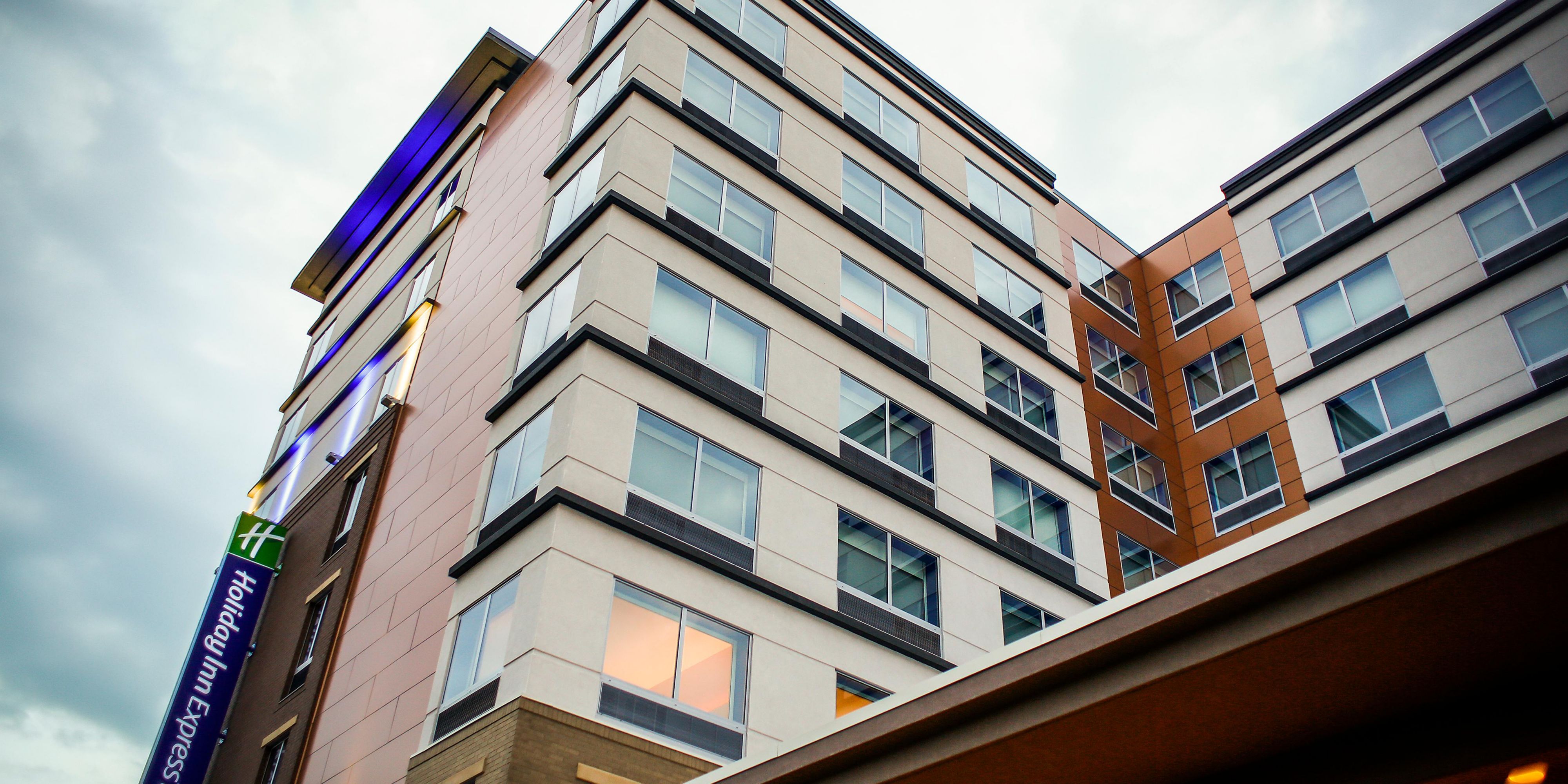 Holiday Inn Express & Suites Louisville Downtown