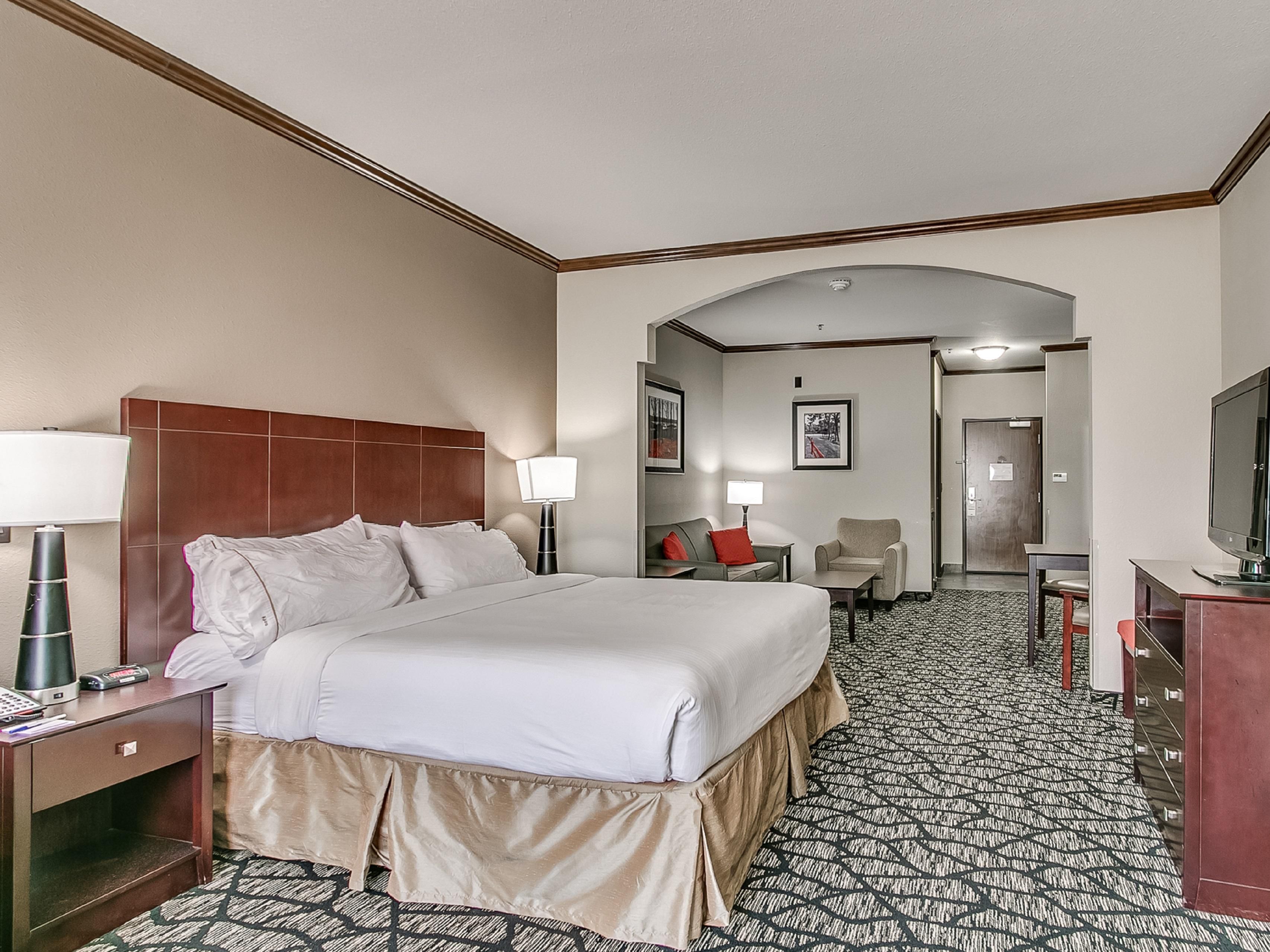 Holiday Inn Express & Suites Lubbock South King Suite