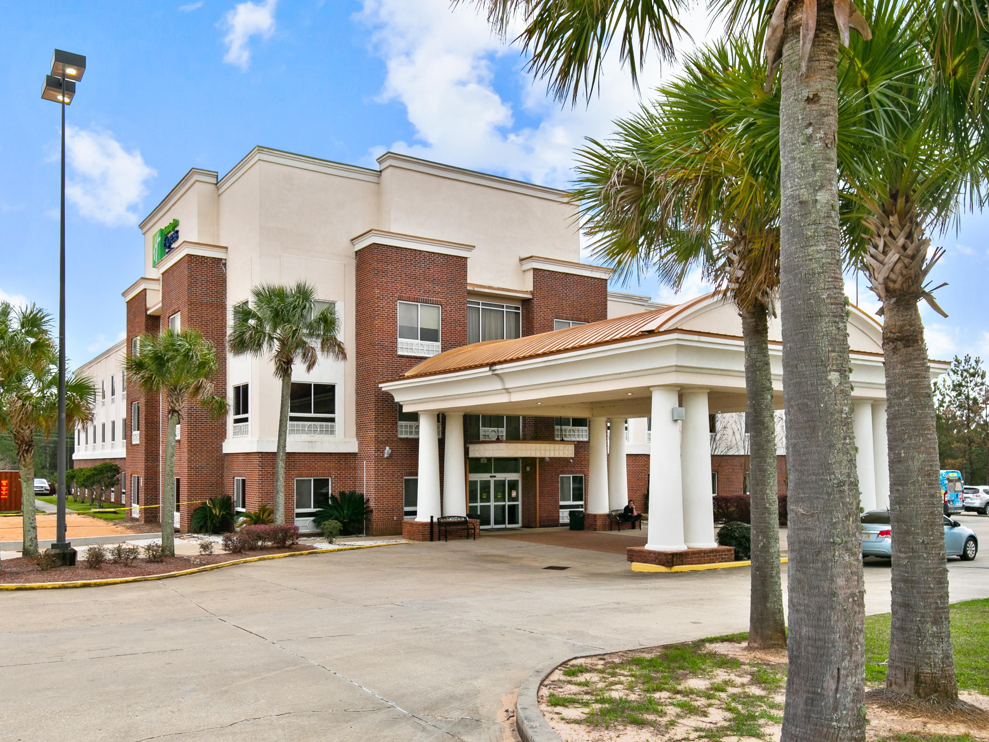 Affordable Hotel in Lucedale, MS Holiday Inn Express & Suites Lucedale