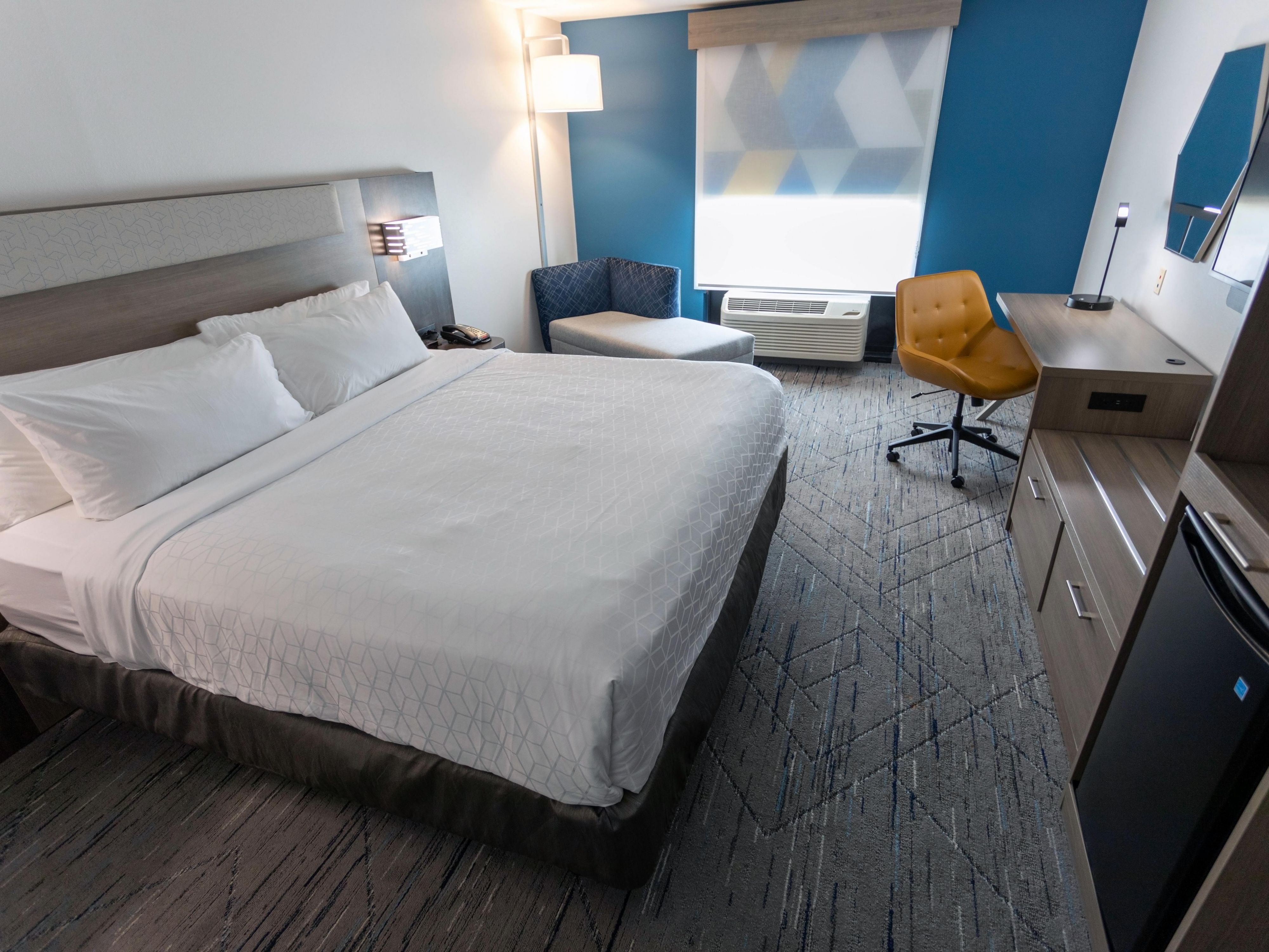 Holiday Inn Express Madison King Room Standard