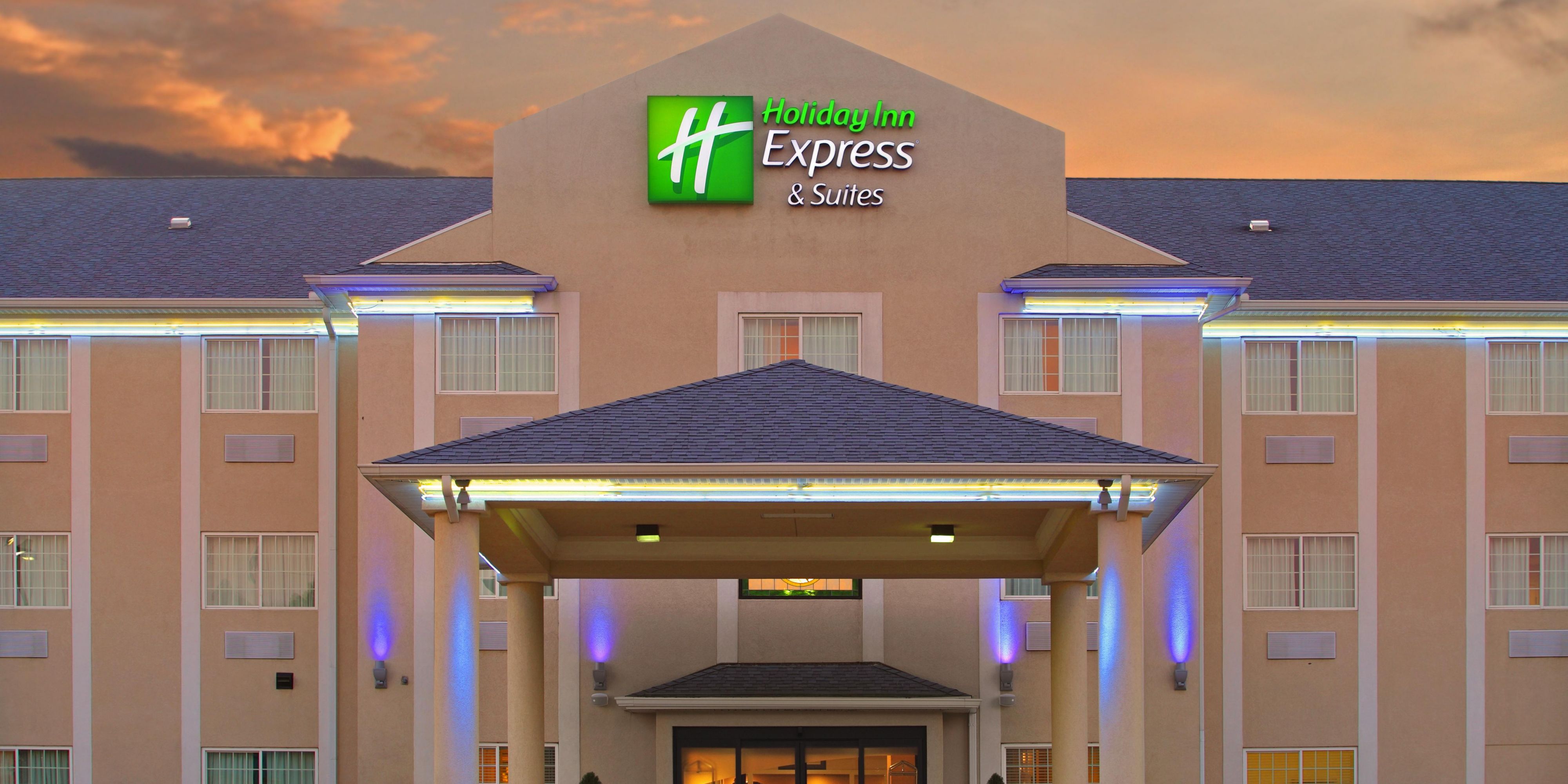 Holiday Inn Express & Suites Magnolia-Lake Columbia