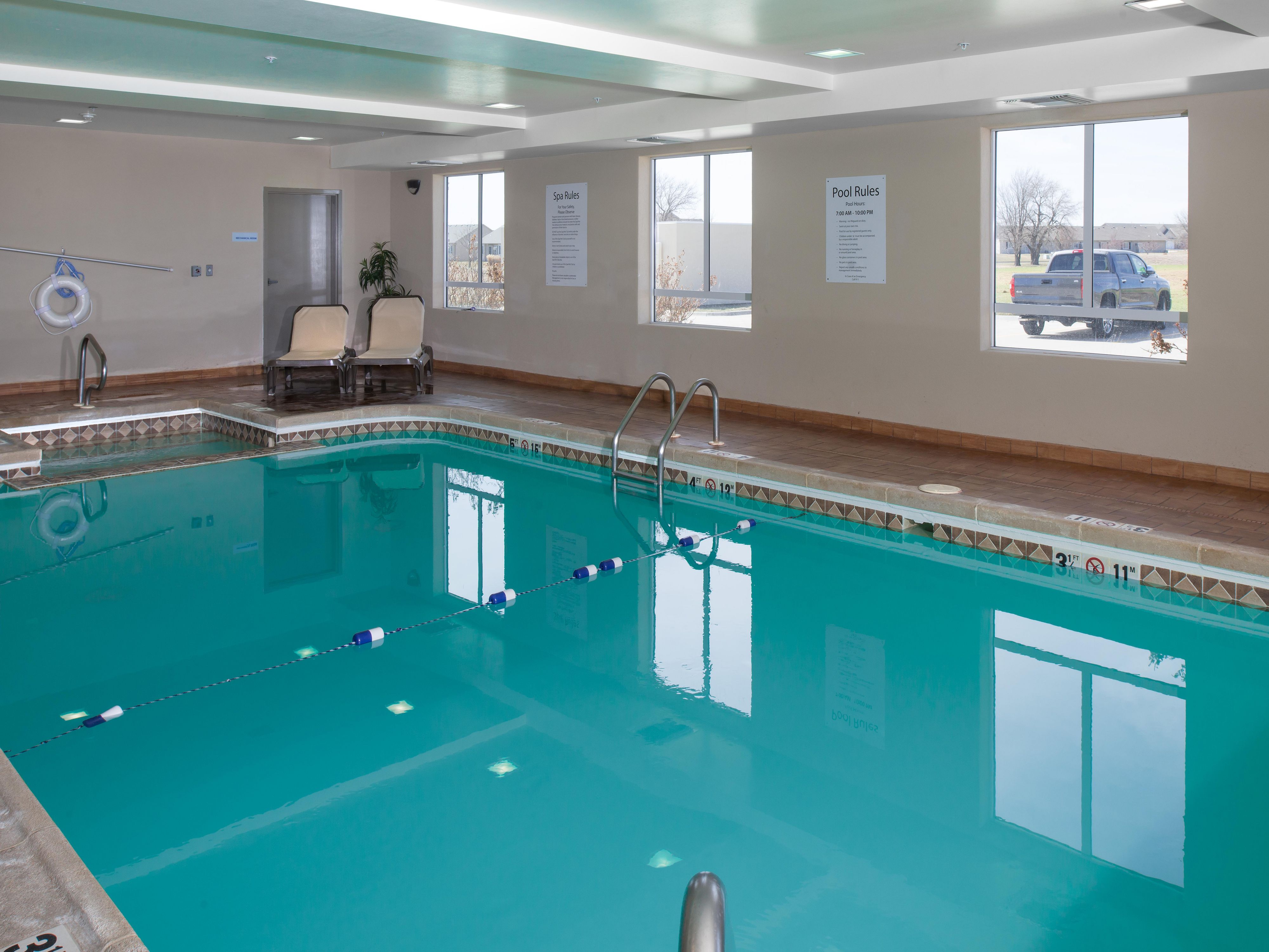Swimming Holiday Inn Express and Suites Wichita Northwest Maize