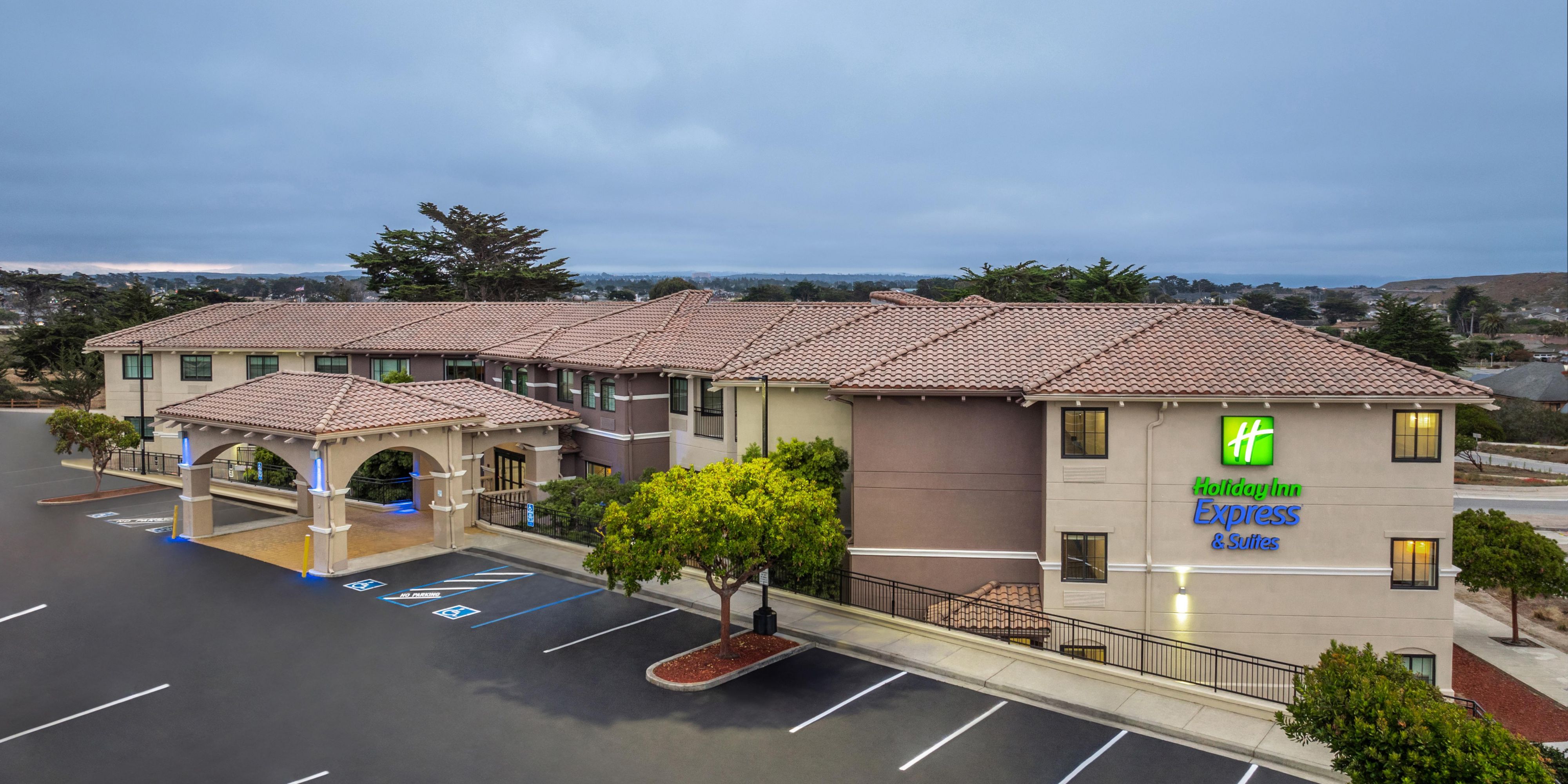 Holiday Inn Express & Suites Marina - State Beach Area