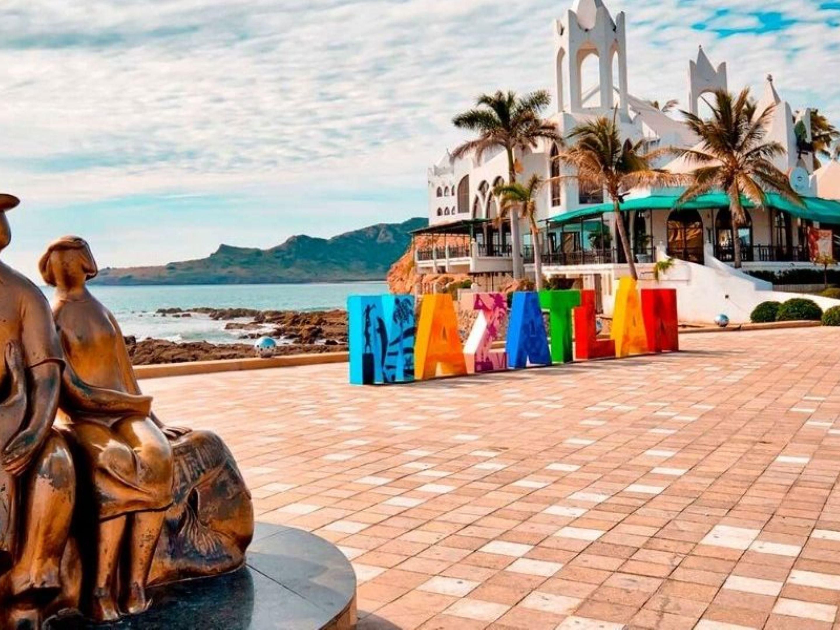 combina naturaleza, ejercicio y aventura. El Faro de Mazatlán es uno de los faros naturales más altos del mundo, ubicado en una colina rocosa que se eleva impresionantemente a 150 metros sobre el nivel del mar, ofreciendo una espectacular vista panorámica. La caminata hasta la cima es una experiencia en sí misma, a la que se accede por un sendero panorámico que combina naturaleza, ejercicio y un