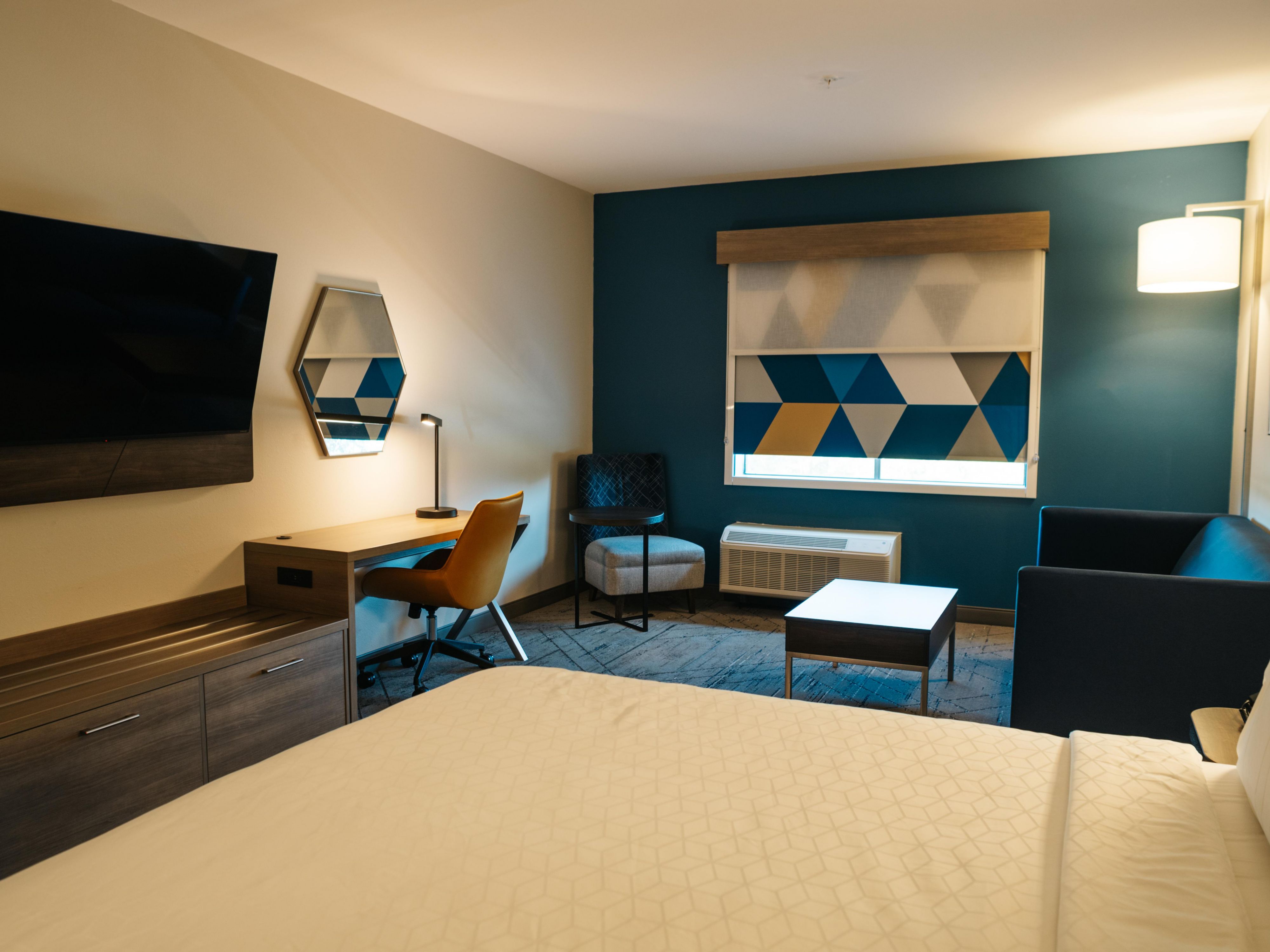 And just like that, football season is here. What better way to enjoy the fall than by supporting your favorite Football Team. We are a short drive to UAB Tuscaloosa. Enjoy deluxe accommodations, exceptional guest service and complimentary daily breakfast. We look forward to welcoming you soon.