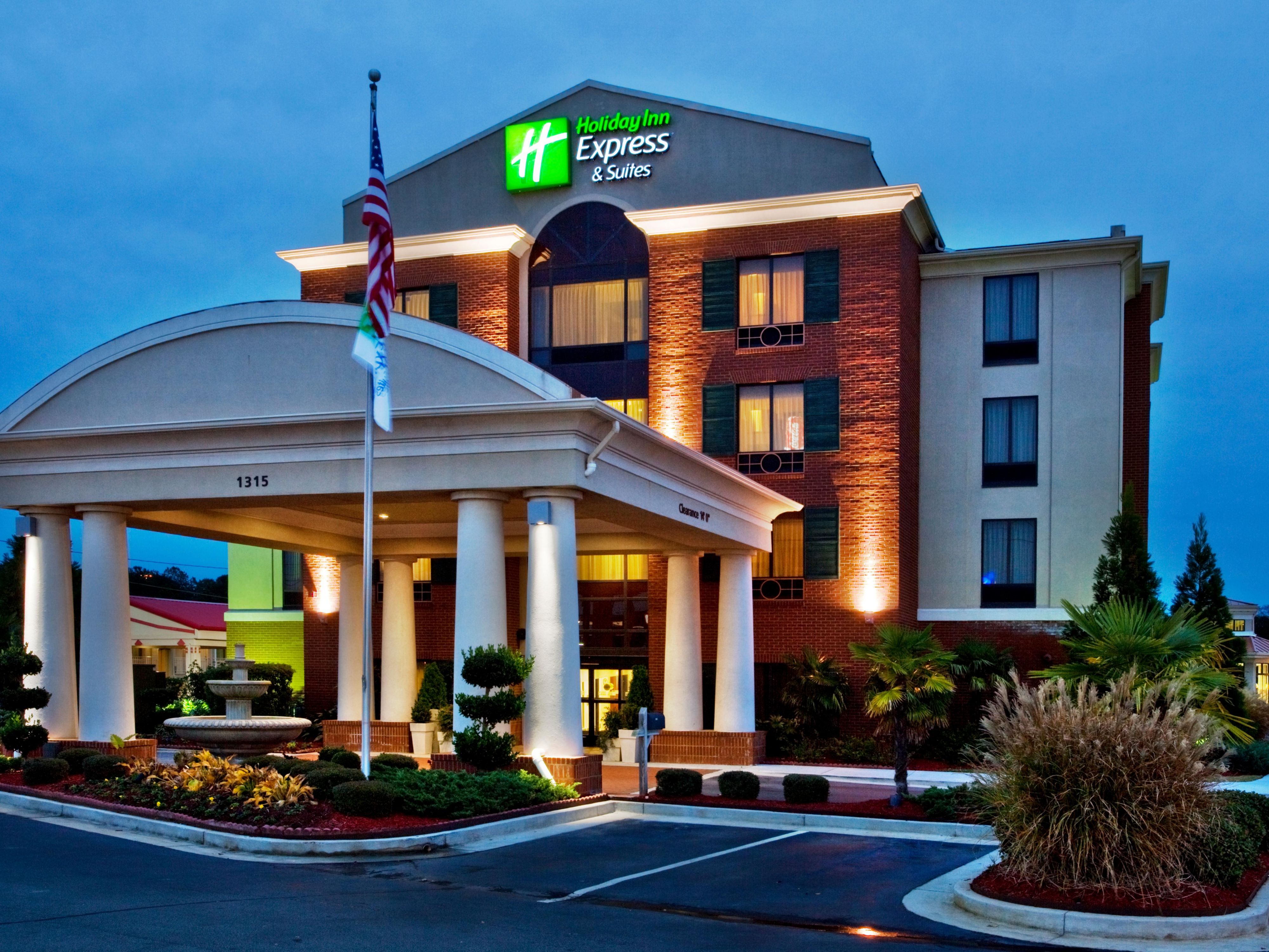 Quang cảnh buổi tối của Holiday Inn Express & Suites Mcdonough