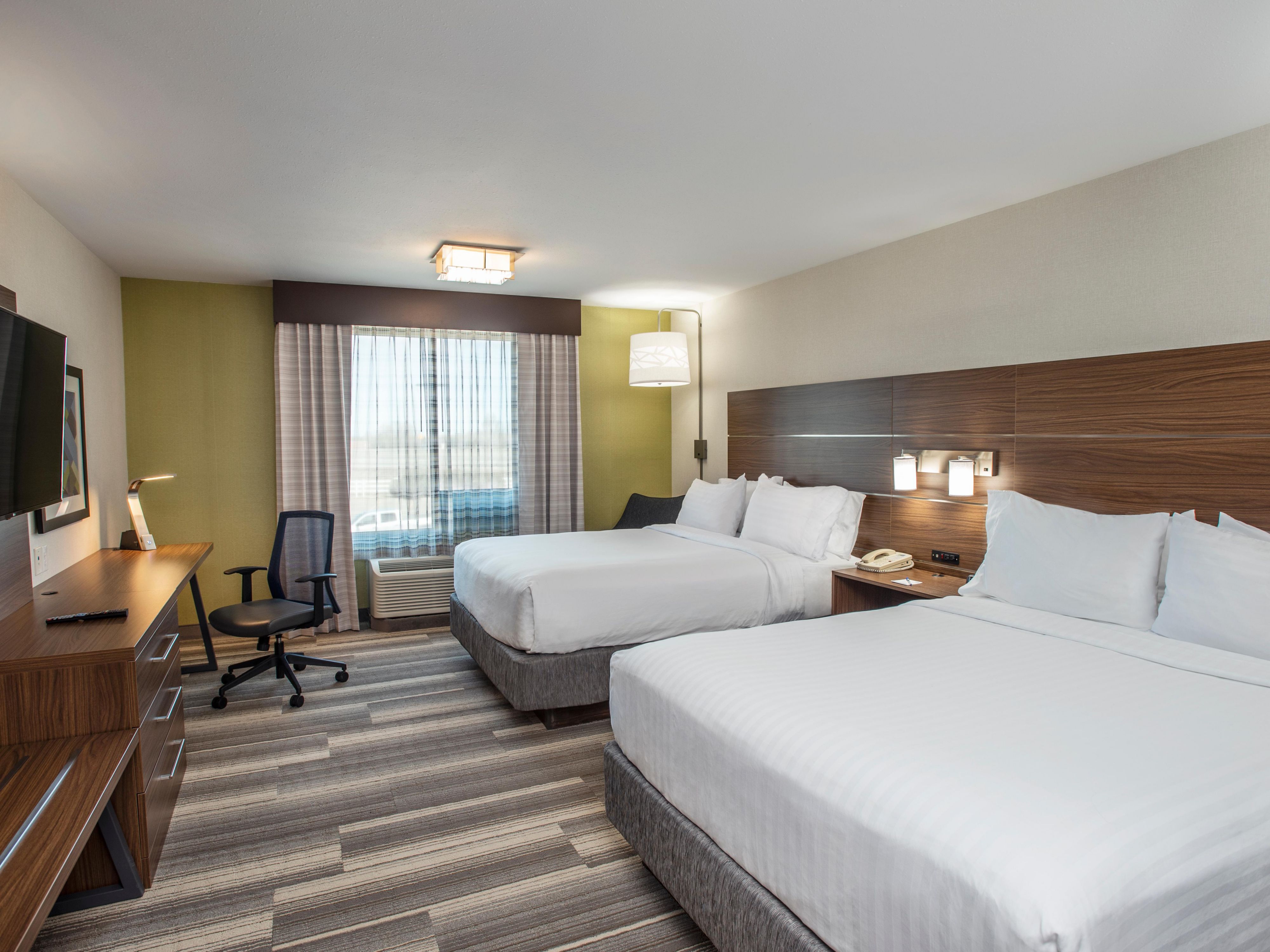 Modern 2 Queen beds room perfect room when traveling with family