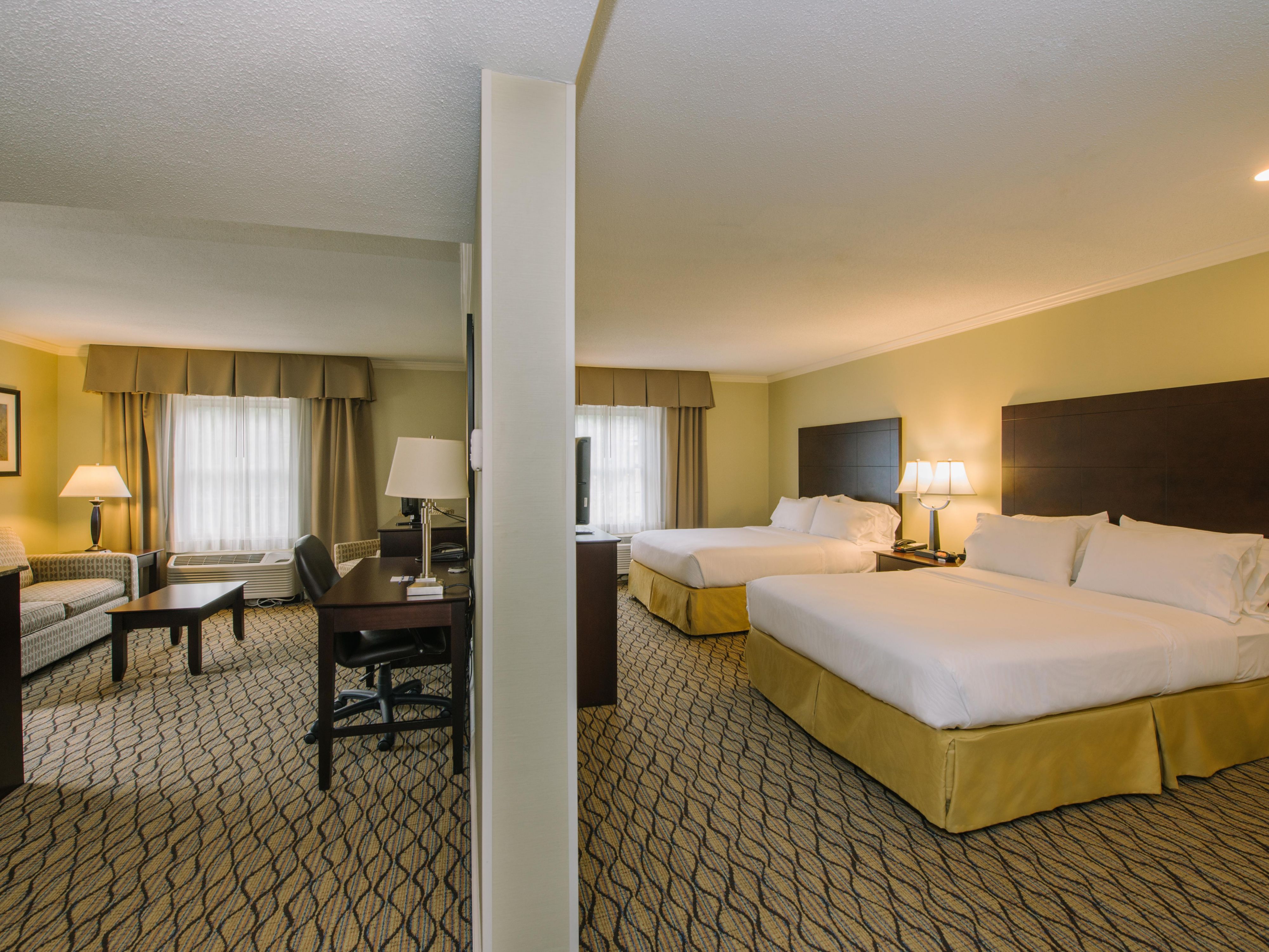 Planning a girl’s weekend or need extra room when traveling with your kids? Enjoy our double queen suite with a separate living room.