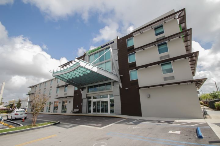Holiday Inn Express & Suites Miami Airport Ea
