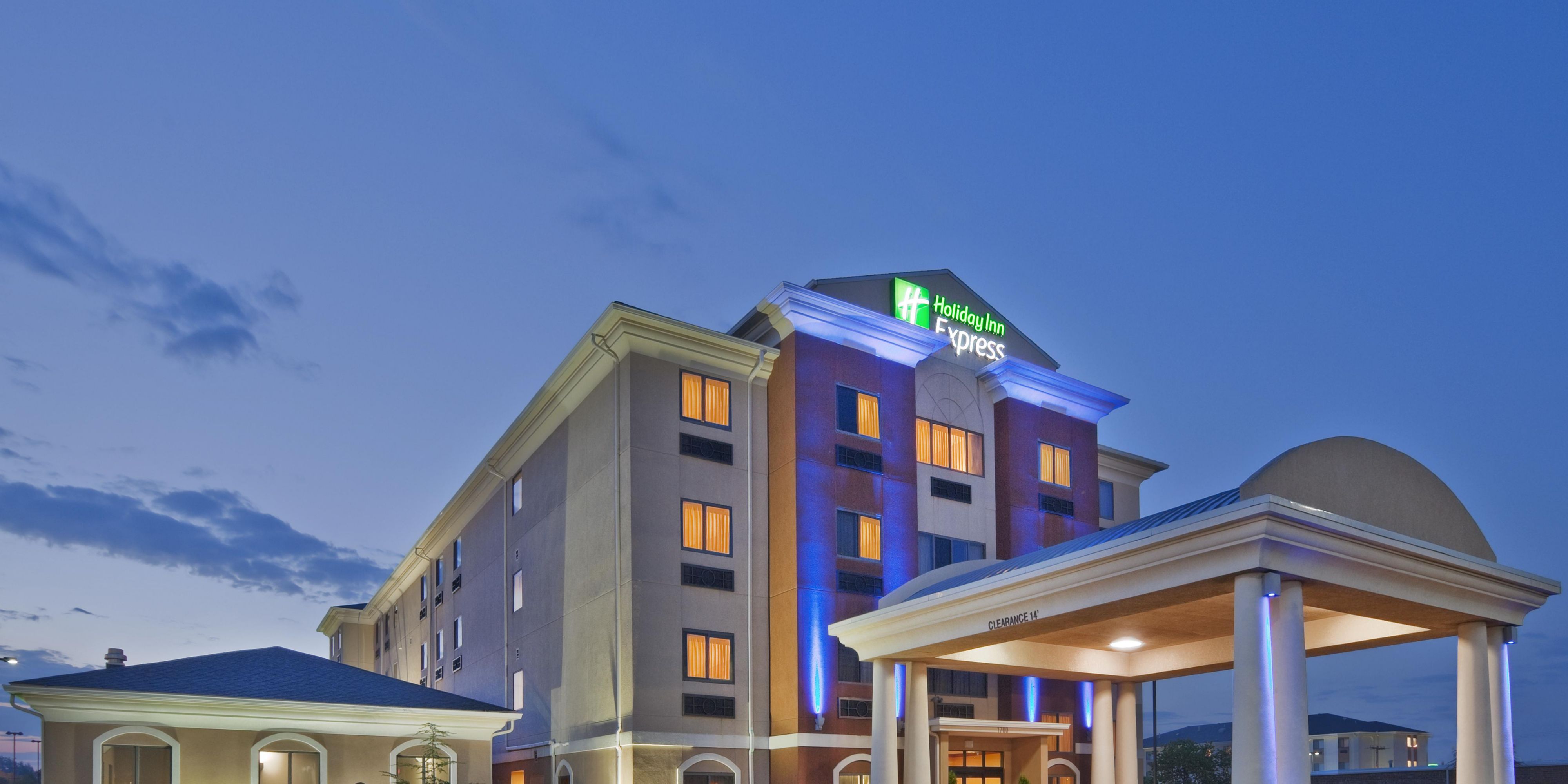 Holiday Inn Express & Suites Midwest City