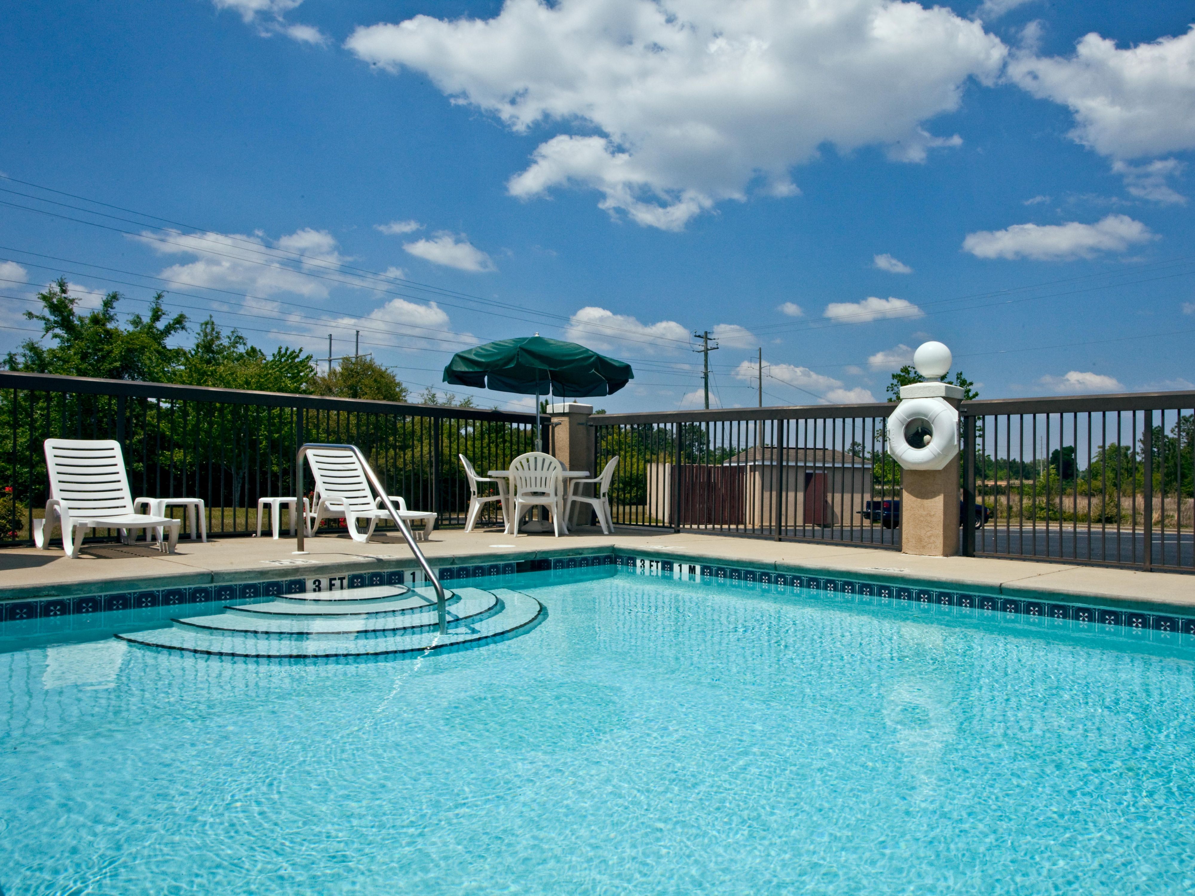 Outdoor Seasonal Swimming Pool at Holiday Inn Express Milton FL