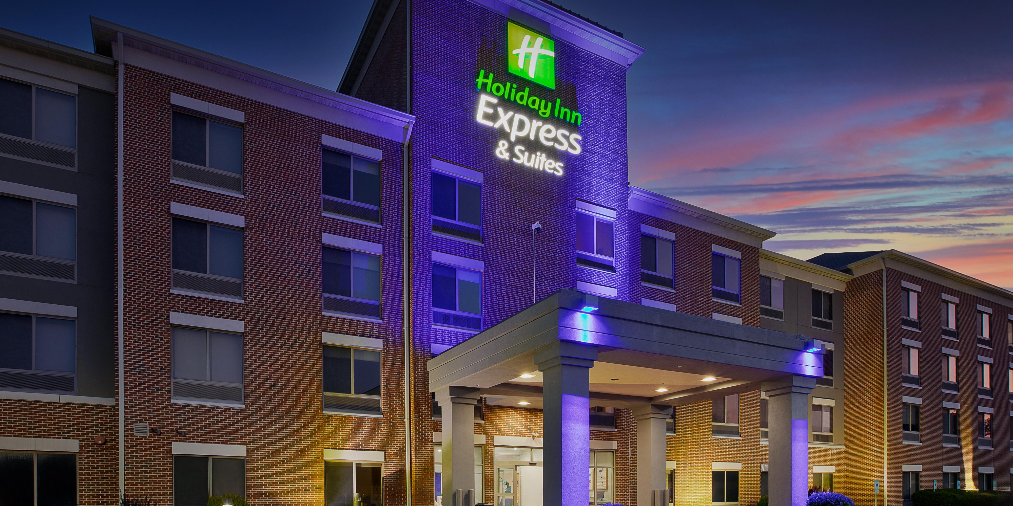 Holiday Inn Express & Suites Milwaukee NW – Park Place