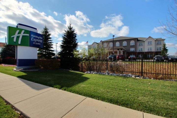 Holiday Inn Express & Suites Milwaukee Airpor