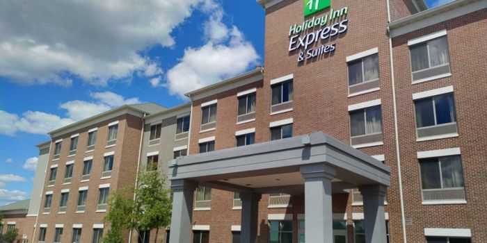 Holiday Inn Express & Suites Milwaukee NW – Park Place
