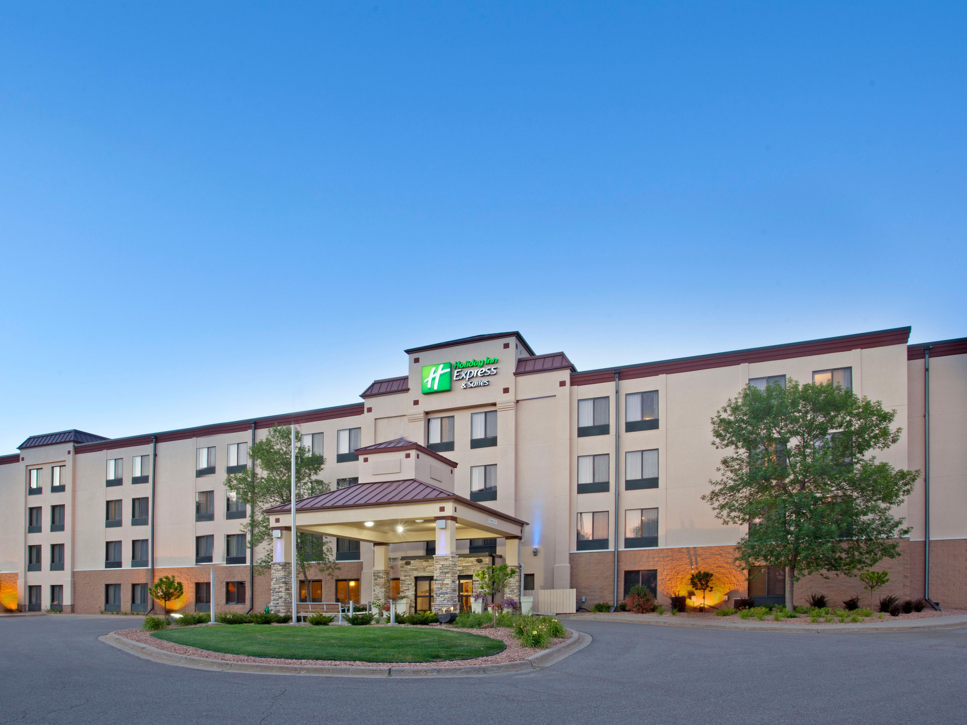 Enjoy comfortable business travel at our hotel in Minnetonka near UnitedHealth Group, Boston Scientific, C.H. Robinson, and more top companies in the Eden Prairie area. We're located adjacent to Opus Business Park with onsite meeting space, a 24-hour business center, and more convenient perks. We're also near several scenic golf courses and clubs.