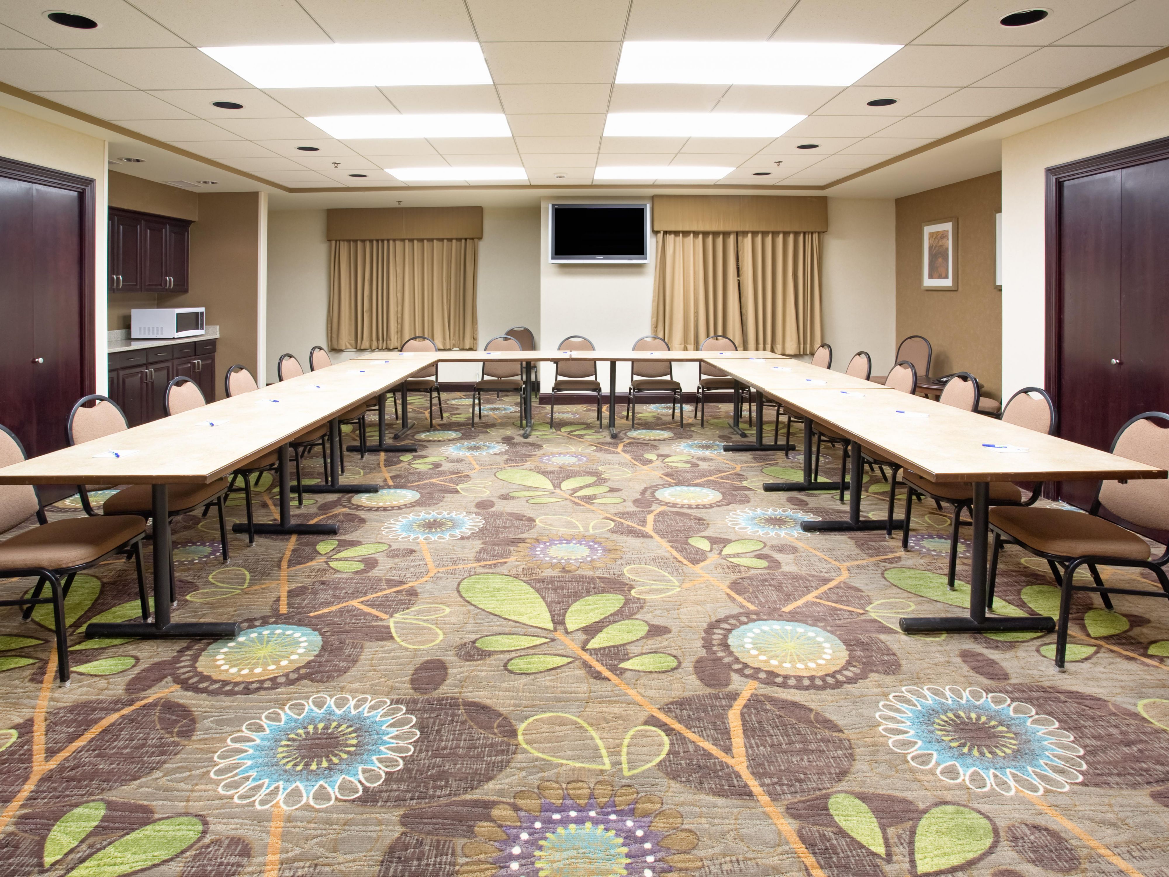 Looking to plan a meeting in Minot? Let us help. We offer 450 sq feet of meeting space and a variety of amenities for your next event. We are an ideal meeting area if you are traveling to the Minot area, since we are close to several major businesses right off South Broadway.
