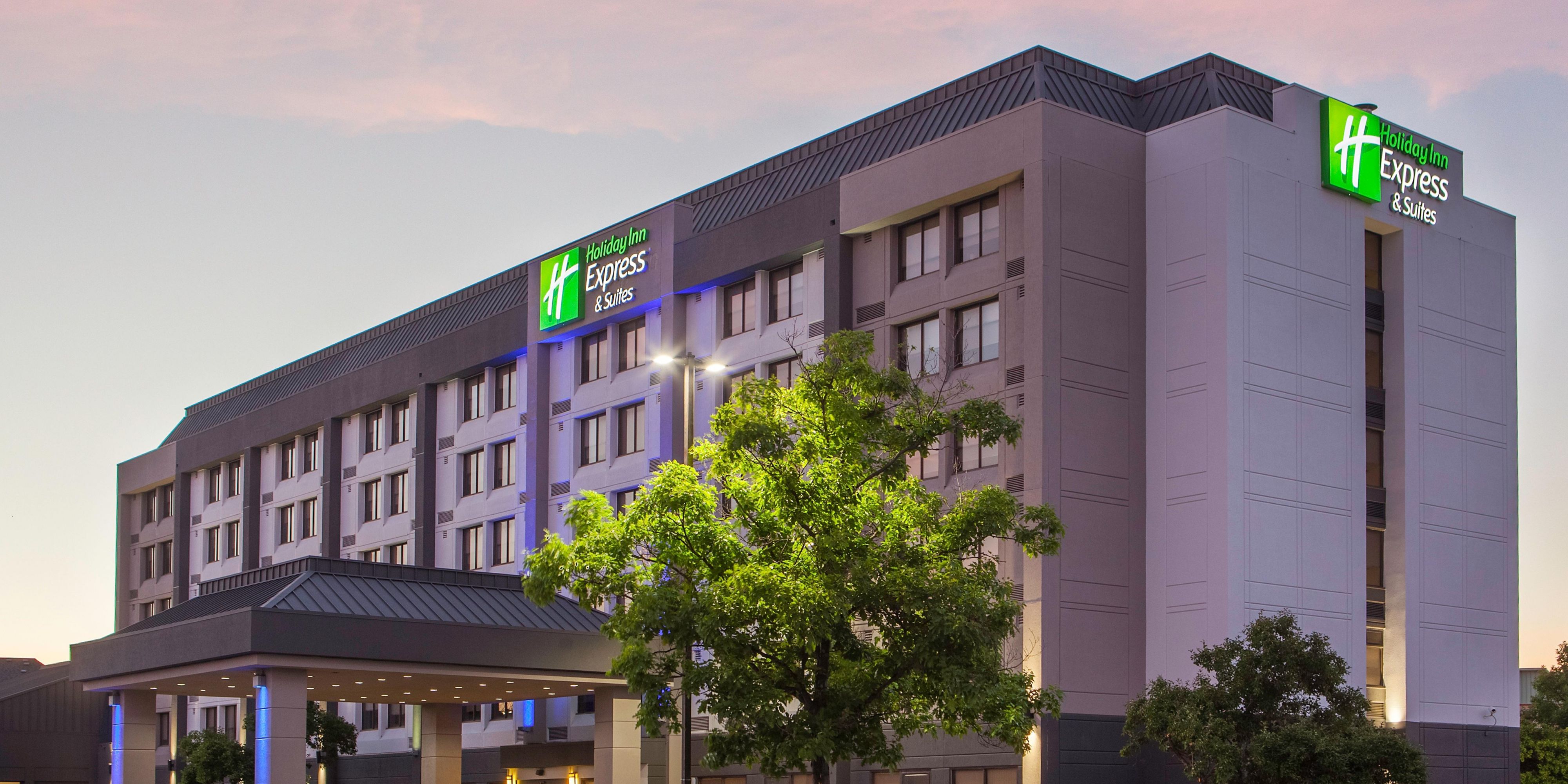 Why not enjoy a stay which is just 20 minute drive away from Toronto, that includes free parking and breakfast? Conveniently located at the Erin Mills and QEW Exit making your drive into Toronto a breeze!