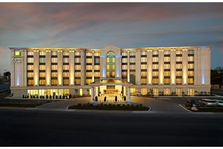 Holiday Inn Express & Suites Montreal Airport
