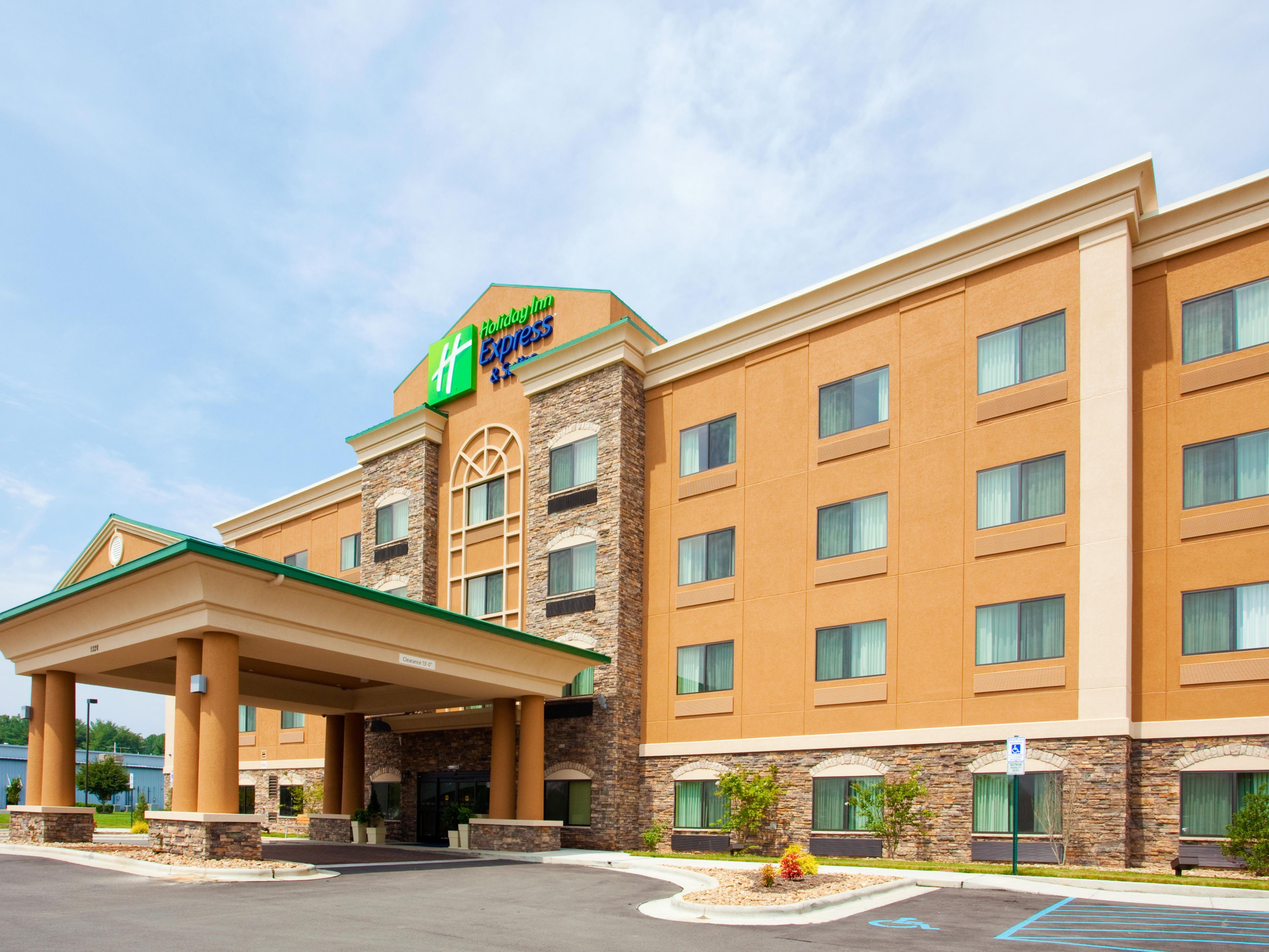 Mountain suites. Mount airy, North Carolina. Holiday Inn. Hotel Holiday Inn in Mountain. Hotels in Mount airy NC.