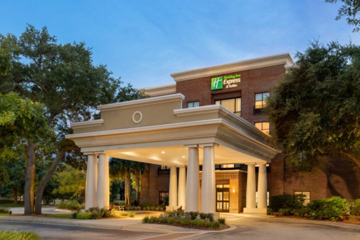 Holiday Inn Express & Suites Charleston - Mou
