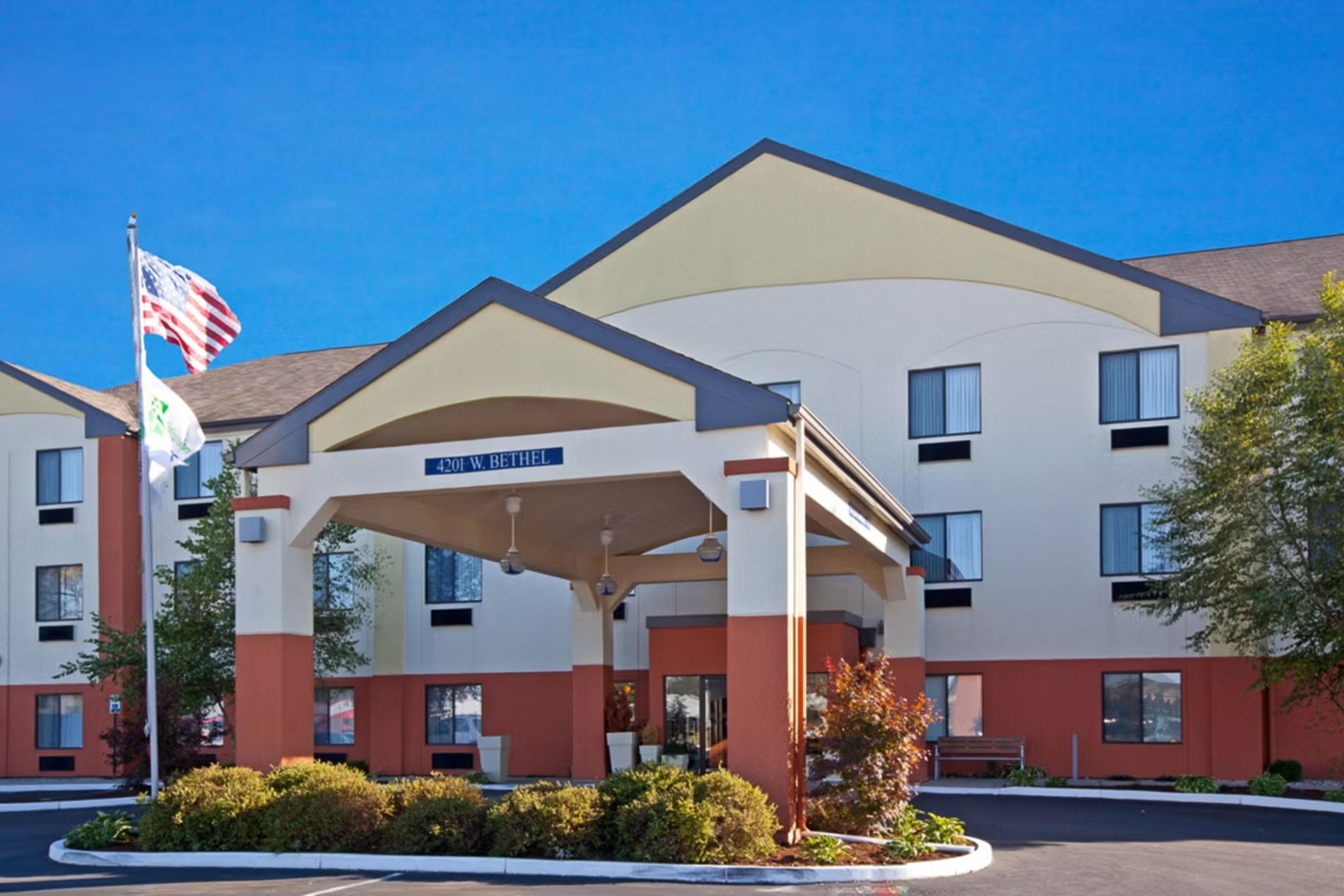 Stay just minutes from Ball State University, Minnetrista Museum & Gardens, and the Muncie Children’s Museum, and enjoy a short walk to downtown’s food and fun spots. Whether for work, school, or play, our spot puts you close to the action with a calm, welcoming place to recharge.