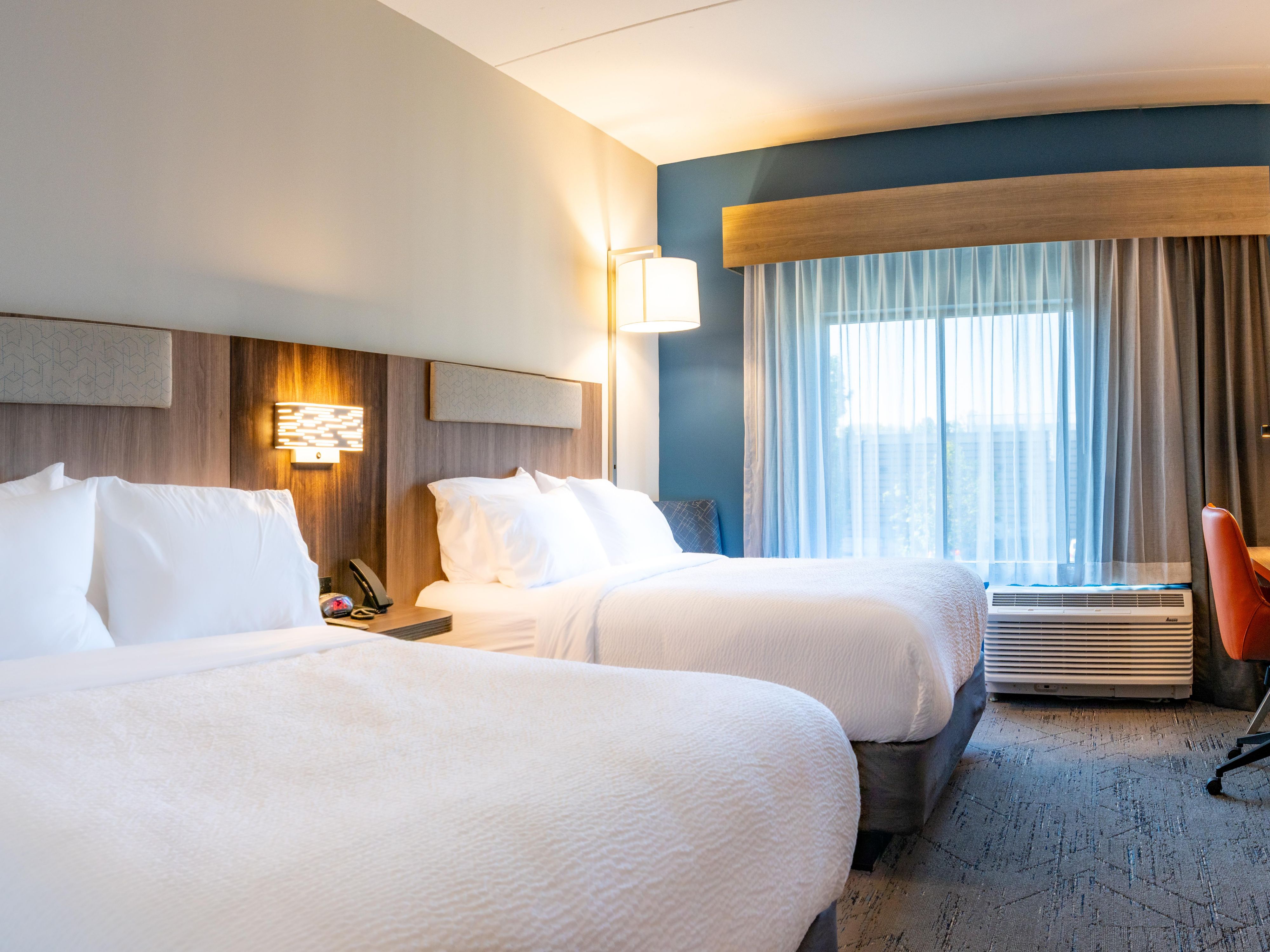 Bersantai di kamar Anda sambil menonton acara TV favorit Anda.