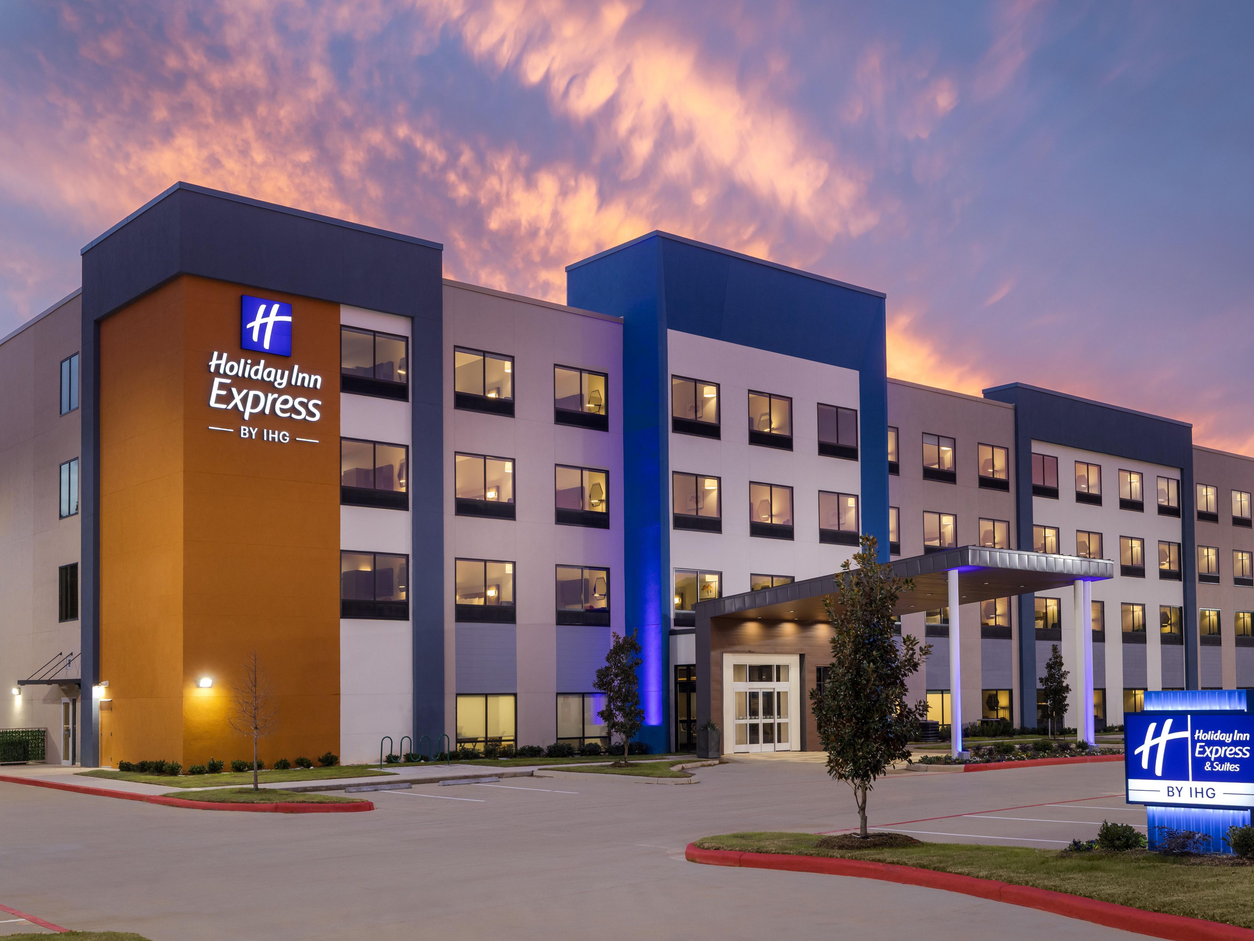 Vista exterior del frente del hotel al atardecer