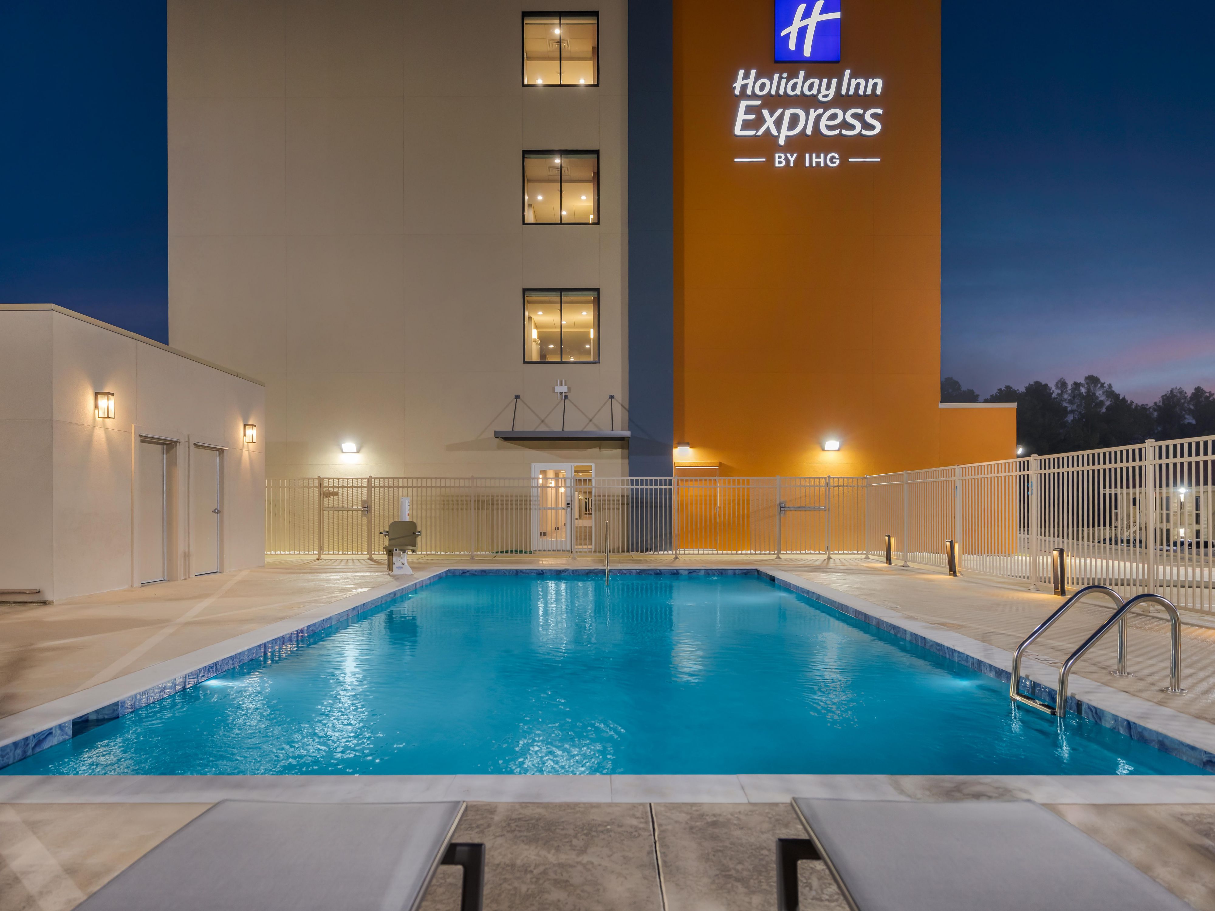 Piscina exterior al atardecer