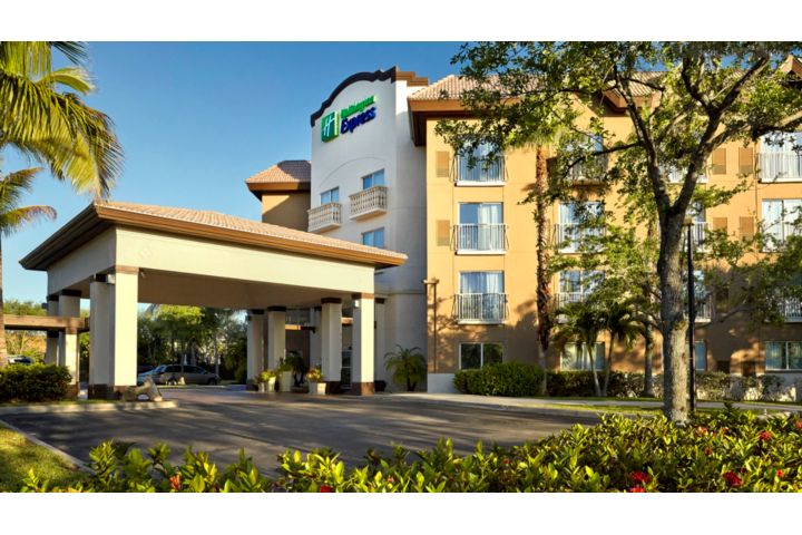 Holiday Inn Express & Suites Naples Downtown