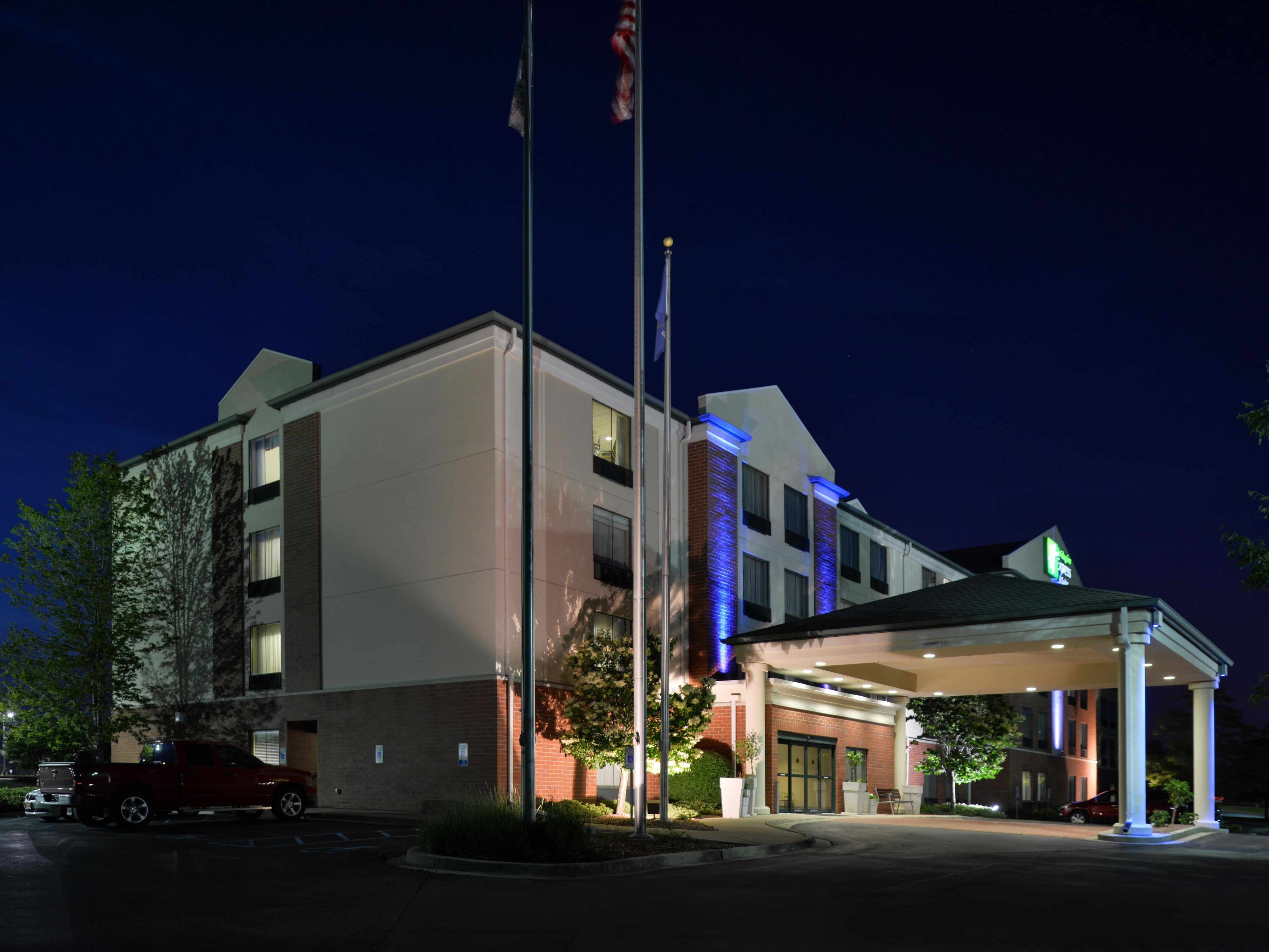 Only a few miles from downtown Milwaukee, the Holiday Inn Express® Milwaukee - New Berlin hotel allows convenient access to I-43 makes travel a breeze.  Enjoy our indoor heated pool, whirlpool and a well-equipped fitness center. Enjoy our free Breakfast which includes delicious hot items such as bacon, eggs, biscuits, gravy and cinnamon rolls.
