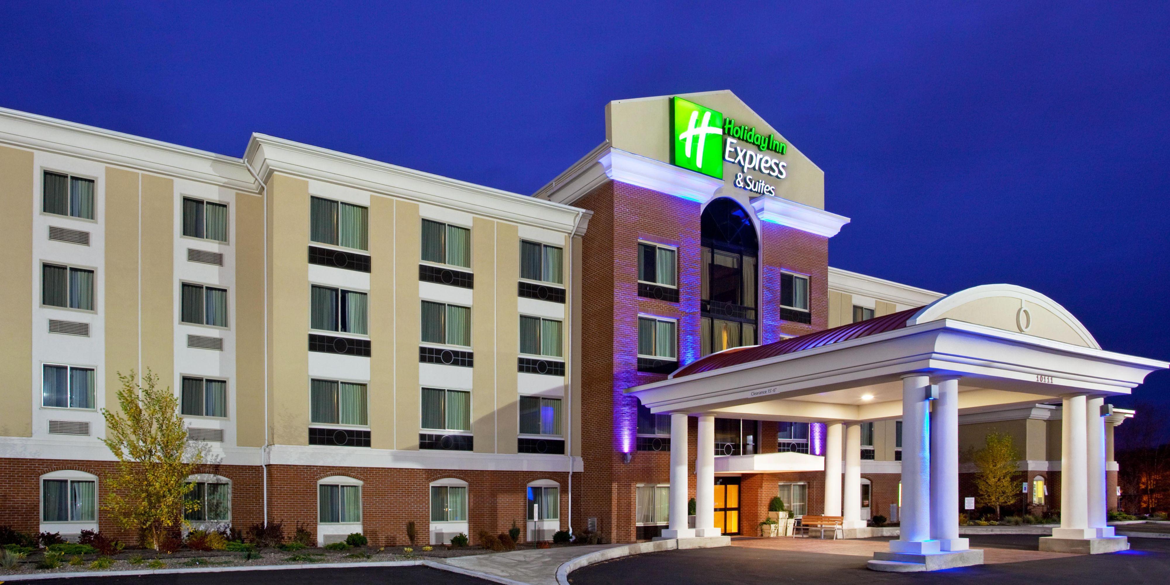 Pet Friendly Hotels Niagara Falls NY Holiday Inn Express Suites   Holiday Inn Express And Suites Niagara Falls 2531688881 2x1