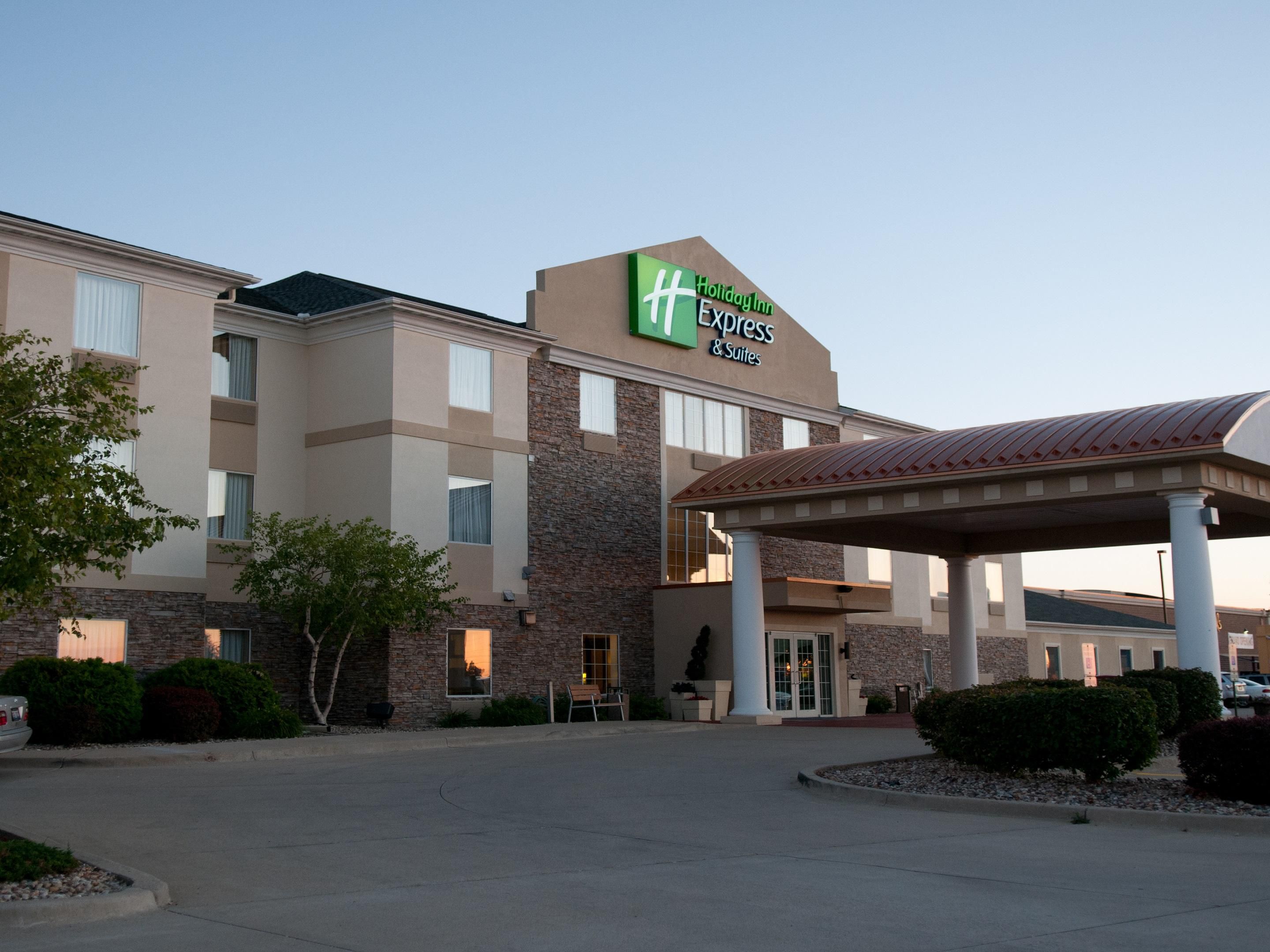 Affordable Hotels in Normal, IL | Holiday Inn Express & Suites