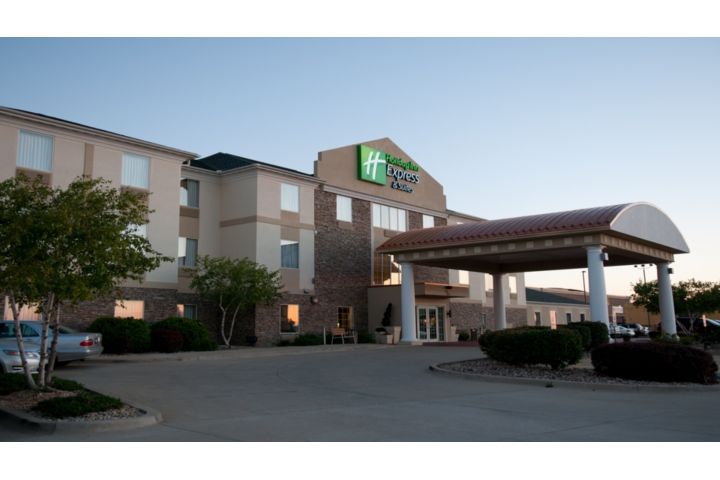 Holiday Inn Express & Suites Bloomington - No